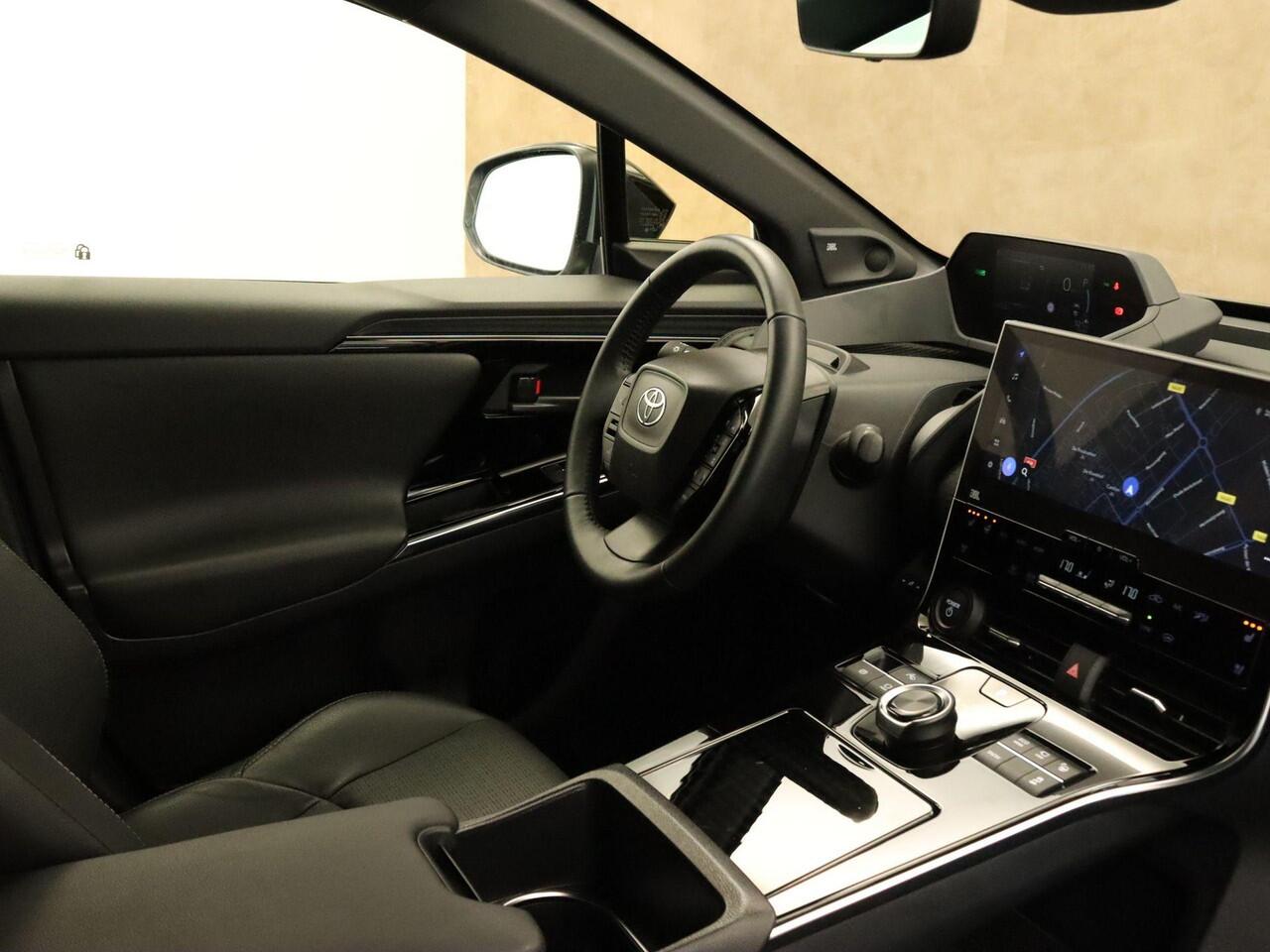 Toyota bZ4X Premium 71 kWh - ORIGINEEL NEDERLANDSE AUTO - STOELVERWARMING VOOR EN ACHTER - ELEKTRISCHE ACHTERKLEP - MEMORY SEATS - STOELVENTILATIE VOORZIJDE - JBL PREMIUM AUDIO - STUURVERWARMING - DODEHOEKDETECTIE - NAVIGATIE - 360 GRADEN CAMERA