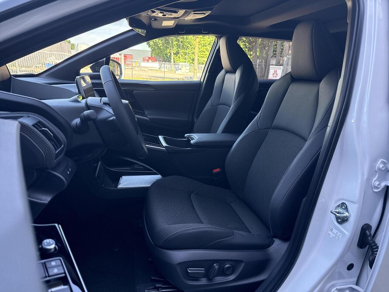 Toyota bZ4X Dynamic 71 kWh **NIEUWE AUTO/ PANORAMADAK/ DIRECT LEVERBAAR**