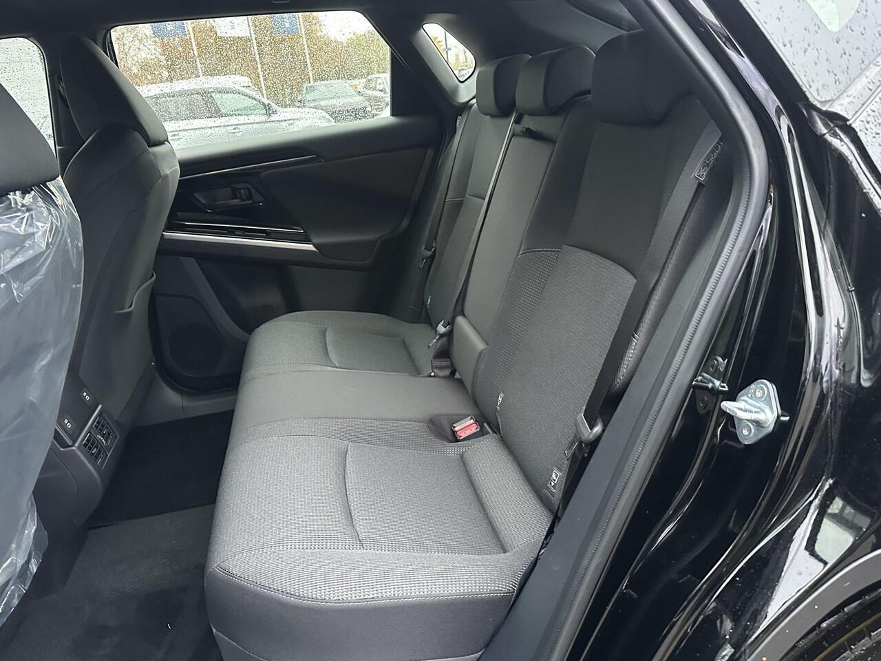 Toyota bZ4X ACTIVE 71 kWh VAN: ¤39.900,- VOOR: ¤35.440,- UW EINDEJAARSVOORDEEL: ¤4.460,- | 3 FASE| NIEUWE AUTO!!| 10 JAAR VOLLEDIGE FABRIEKSGARANTIE TOYOTA!| WARMTEPOMP| ADAPTIVE CRUISE| ACHTERUITRIJ CAMERA|