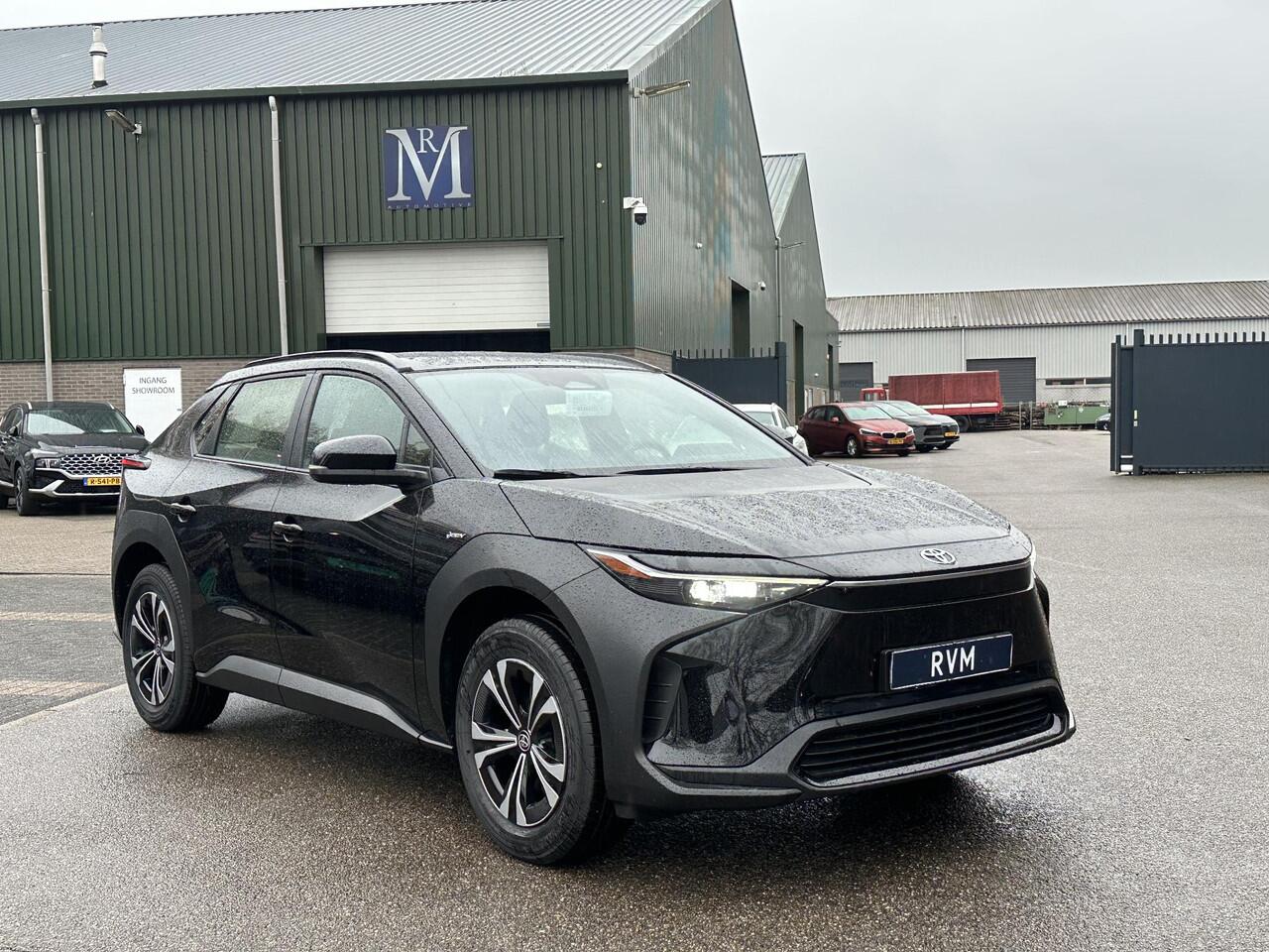 Toyota bZ4X ACTIVE 71 kWh VAN: ¤39.900,- VOOR: ¤35.440,- UW EINDEJAARSVOORDEEL: ¤4.460,- | 3 FASE| NIEUWE AUTO!!| 10 JAAR VOLLEDIGE FABRIEKSGARANTIE TOYOTA!| WARMTEPOMP| ADAPTIVE CRUISE| ACHTERUITRIJ CAMERA|