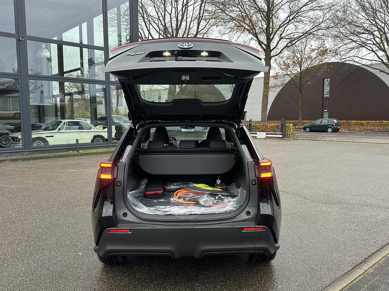 Toyota bZ4X ACTIVE 71 kWh VAN: ¤39.900,- VOOR: ¤35.440,- UW EINDEJAARSVOORDEEL: ¤4.460,- | 3 FASE| NIEUWE AUTO!!| 10 JAAR VOLLEDIGE FABRIEKSGARANTIE TOYOTA!| WARMTEPOMP| ADAPTIVE CRUISE| ACHTERUITRIJ CAMERA|