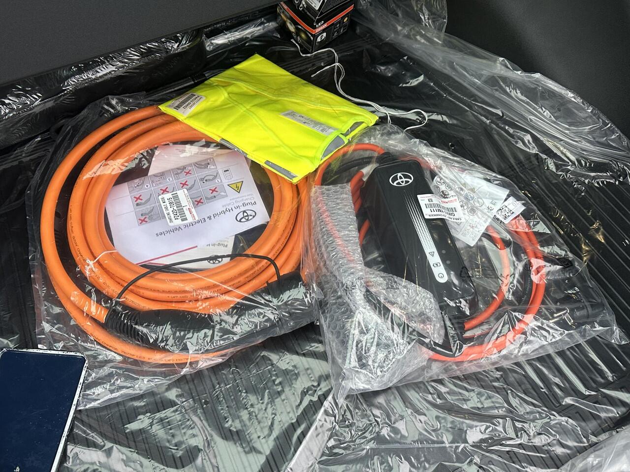 Toyota bZ4X ACTIVE 71 kWh VAN: ¤39.900,- VOOR: ¤35.440,- UW EINDEJAARSVOORDEEL: ¤4.460,- | 3 FASE| NIEUWE AUTO!!| 10 JAAR VOLLEDIGE FABRIEKSGARANTIE TOYOTA!| WARMTEPOMP| ADAPTIVE CRUISE| ACHTERUITRIJ CAMERA|