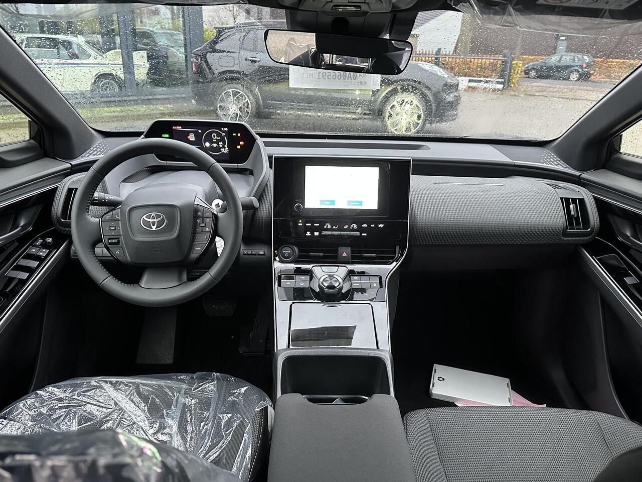 Toyota bZ4X Active 71 kWh VAN: ¤39.900,- VOOR: ¤35.440,- UW EINDEJAARSVOORDEEL: ¤4.460,- | 3 FASE| NIEUWE AUTO!!| 10 JAAR VOLLEDIGE FABRIEKSGARANTIE TOYOTA!| WARMTEPOMP| ADAPTIVE CRUISE| ACHTERUITRIJ CAMERA|