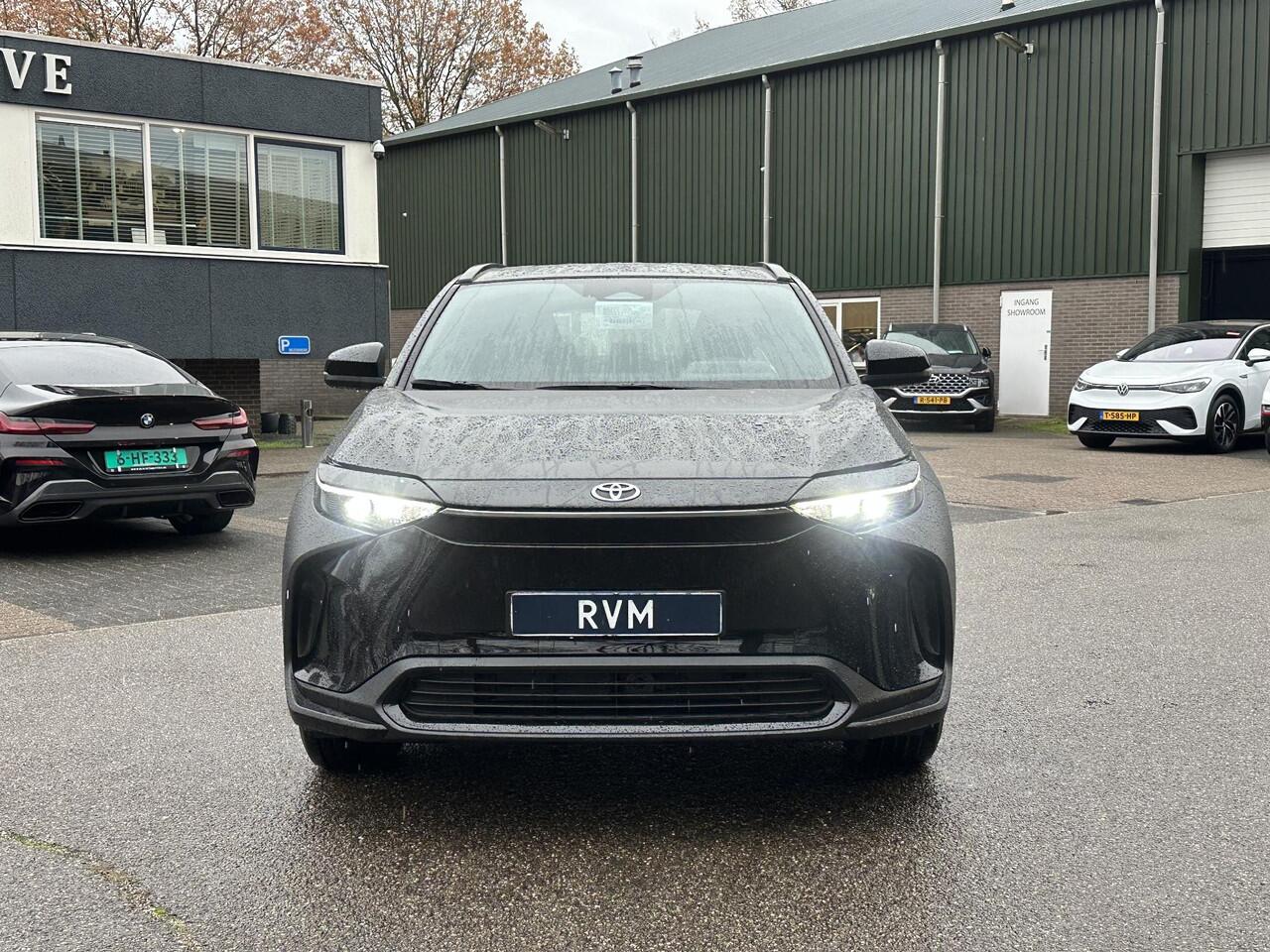 Toyota bZ4X Active 71 kWh VAN: ¤39.900,- VOOR: ¤35.440,- UW EINDEJAARSVOORDEEL: ¤4.460,- | 3 FASE| NIEUWE AUTO!!| 10 JAAR VOLLEDIGE FABRIEKSGARANTIE TOYOTA!| WARMTEPOMP| ADAPTIVE CRUISE| ACHTERUITRIJ CAMERA|