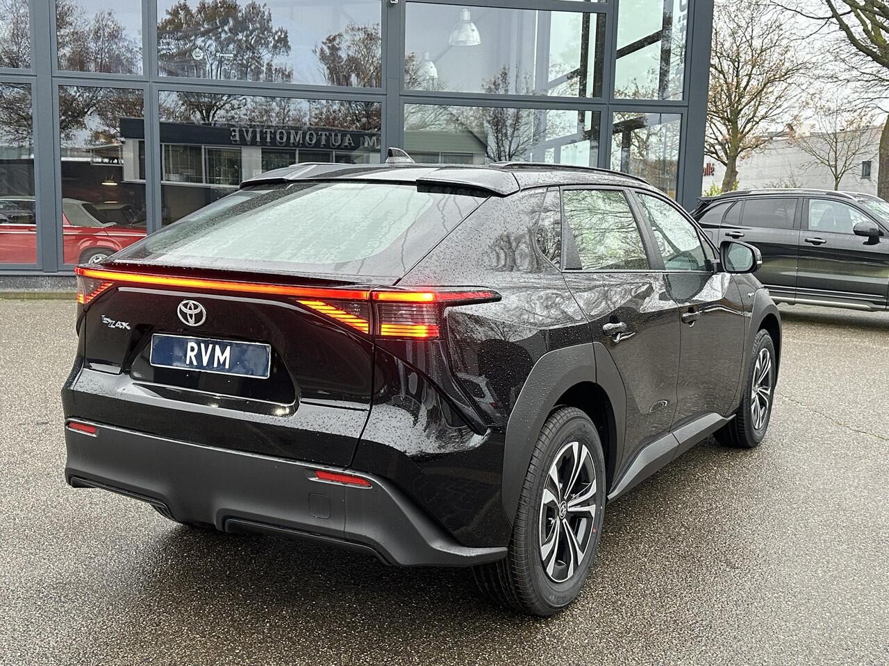 Toyota bZ4X Active 71 kWh VAN: ¤39.900,- VOOR: ¤35.440,- UW EINDEJAARSVOORDEEL: ¤4.460,- | 3 FASE| NIEUWE AUTO!!| 10 JAAR VOLLEDIGE FABRIEKSGARANTIE TOYOTA!| WARMTEPOMP| ADAPTIVE CRUISE| ACHTERUITRIJ CAMERA|