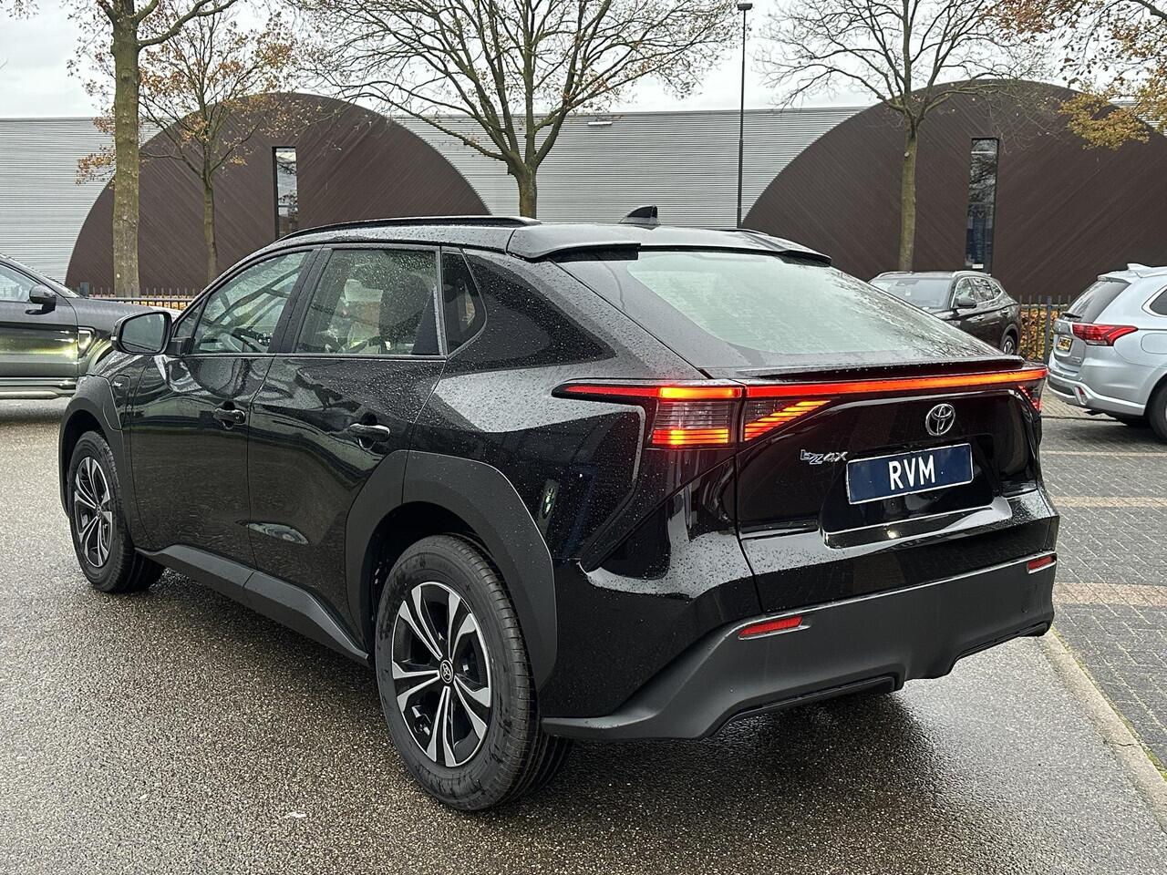 Toyota bZ4X Active 71 kWh VAN: ¤39.900,- VOOR: ¤35.440,- UW EINDEJAARSVOORDEEL: ¤4.460,- | 3 FASE| NIEUWE AUTO!!| 10 JAAR VOLLEDIGE FABRIEKSGARANTIE TOYOTA!| WARMTEPOMP| ADAPTIVE CRUISE| ACHTERUITRIJ CAMERA|