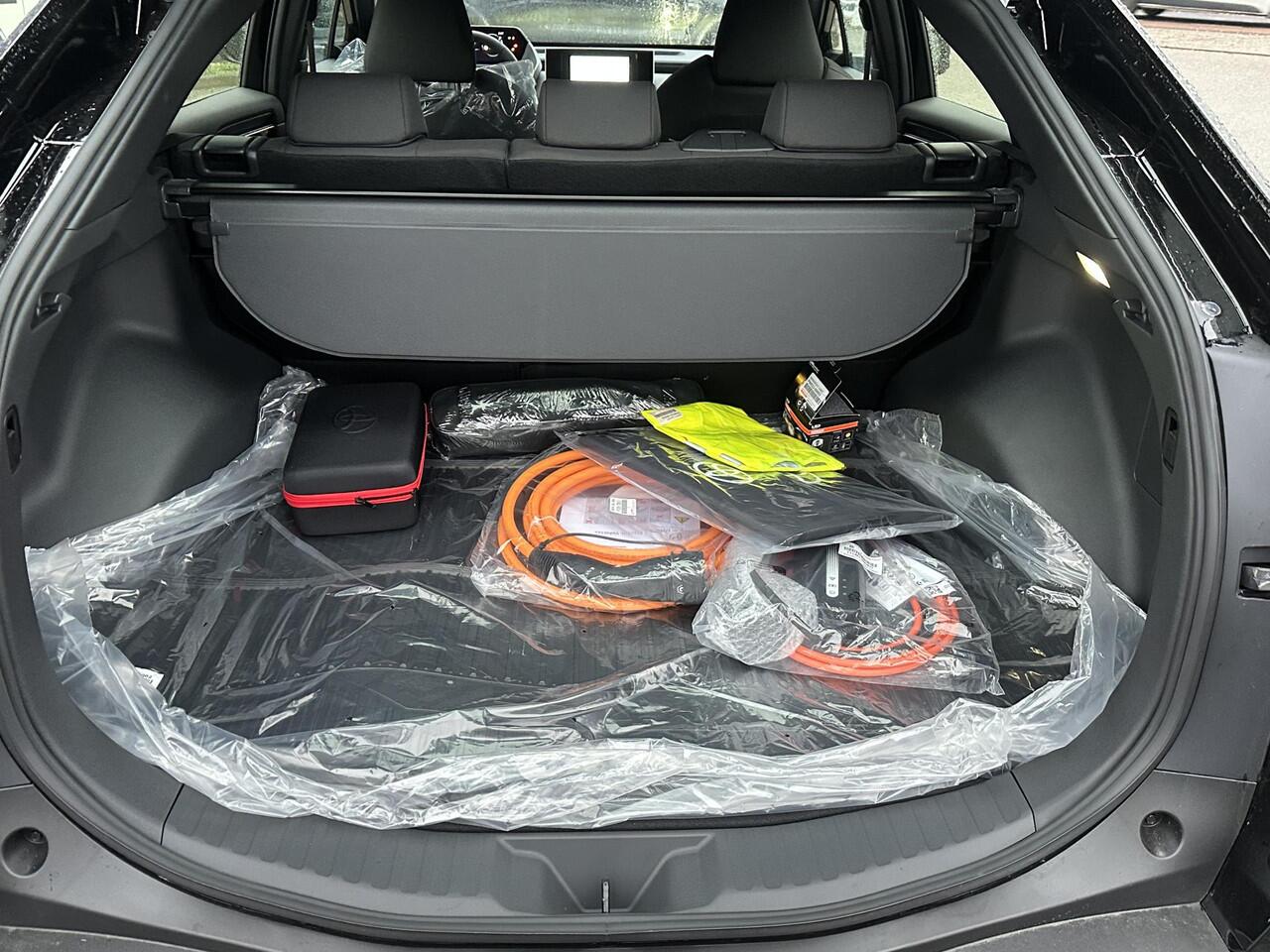 Toyota bZ4X Active 71 kWh VAN: ¤39.900,- VOOR: ¤35.440,- UW EINDEJAARSVOORDEEL: ¤4.460,- | 3 FASE| NIEUWE AUTO!!| 10 JAAR VOLLEDIGE FABRIEKSGARANTIE TOYOTA!| WARMTEPOMP| ADAPTIVE CRUISE| ACHTERUITRIJ CAMERA|