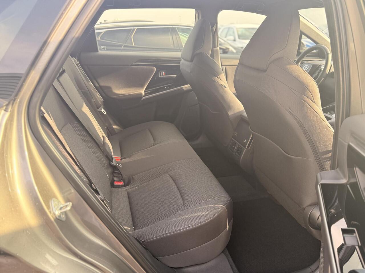 Toyota bZ4X Active 71 kWh Speciale PRIJS !! Nieuw 3km 27 maart 2025 incl: AppleCarplay / AndroidAuto, Parkeerhulpcamera, Climate control, Adaptieve cruise control