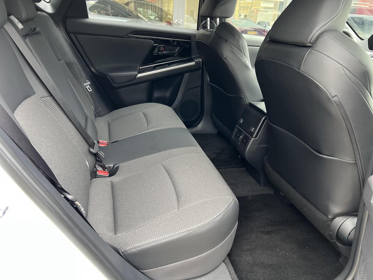 Toyota bZ4X Dynamic 71 kWh Bi-Tone | Panoramadak ¤ 7.500,- voordeel!!!