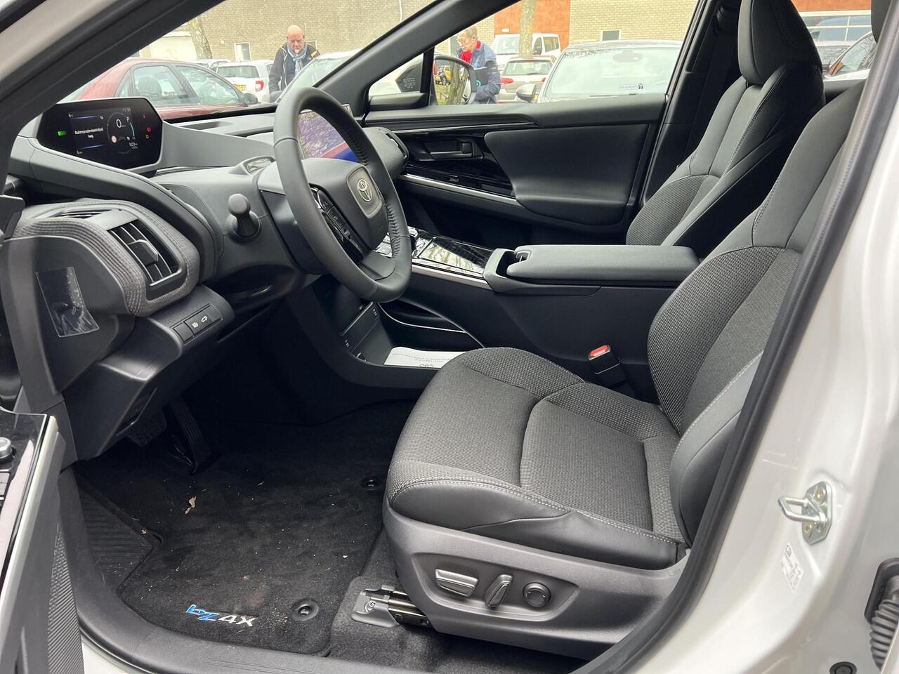 Toyota bZ4X Dynamic 71 kWh Bi-Tone | Panoramadak ¤ 7.500,- voordeel!!!