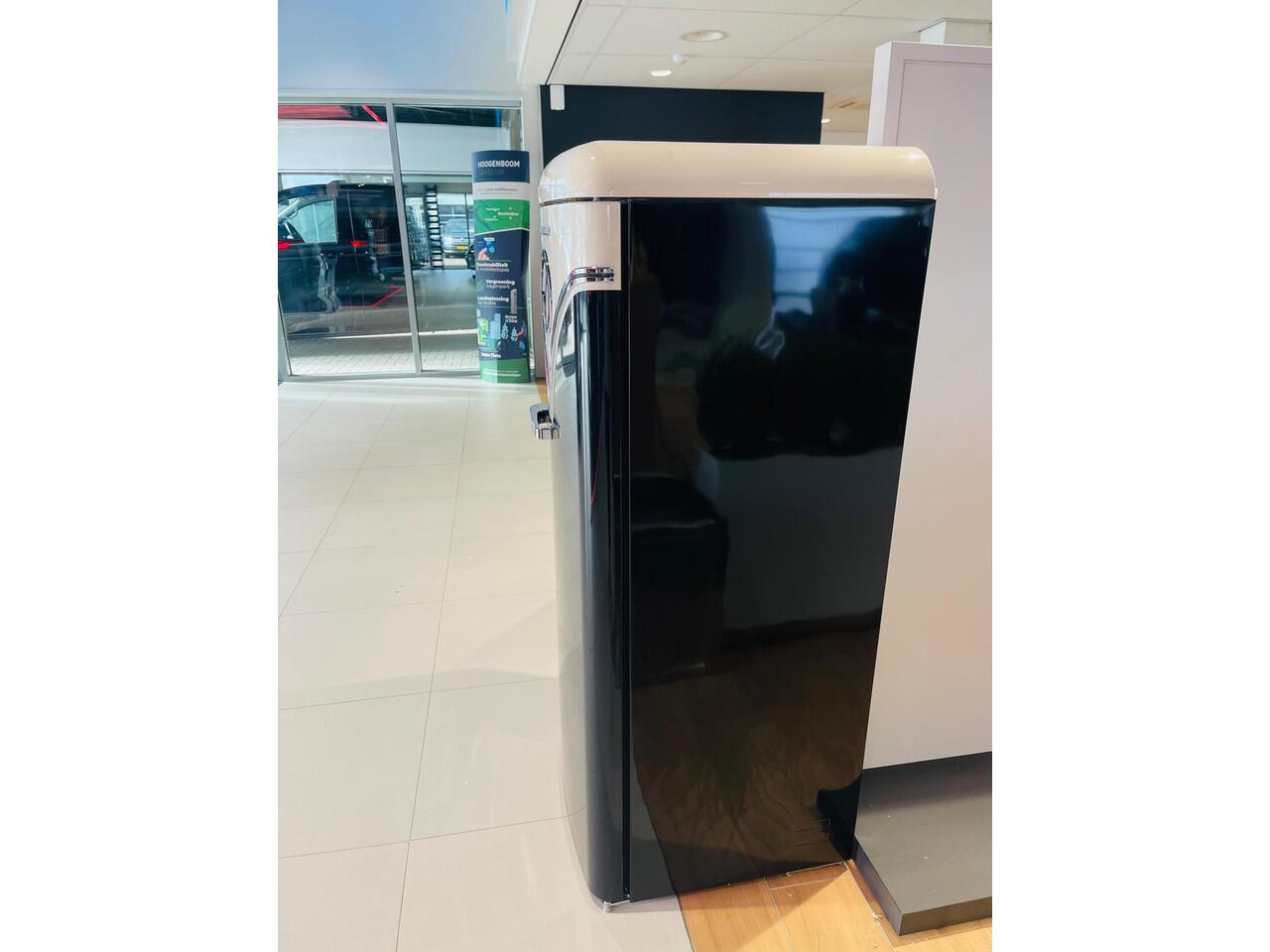 Volkswagen Bedrijfswagens T1 Bulli (koelkast) | inhoud: 3 kratten bier + 10 flessen wijn | vriesvak | groente la | eierhouder koelkast | dubbele flessenbak |