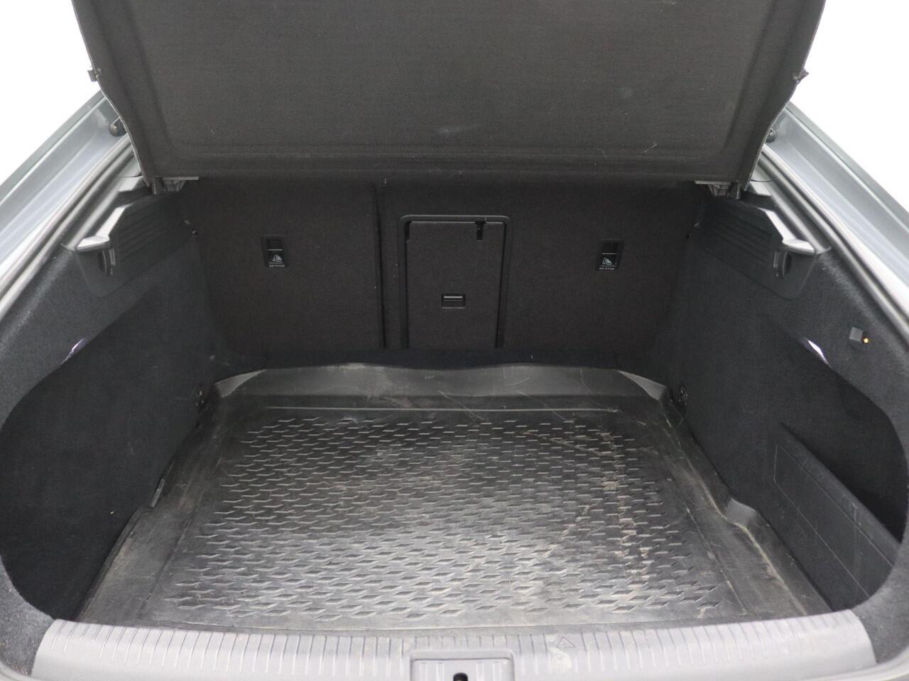 Volkswagen Arteon 1.5 TSI Business R 150PK DSG Pano-Schuifdak, Trekhaak, Achterruitrijcamera, Stoelverwarming, Adaptieve Cruise Control, Keyless, Virtual Cockpit, Elektr. Achterklep, Navigatie, 19" LM Velgen