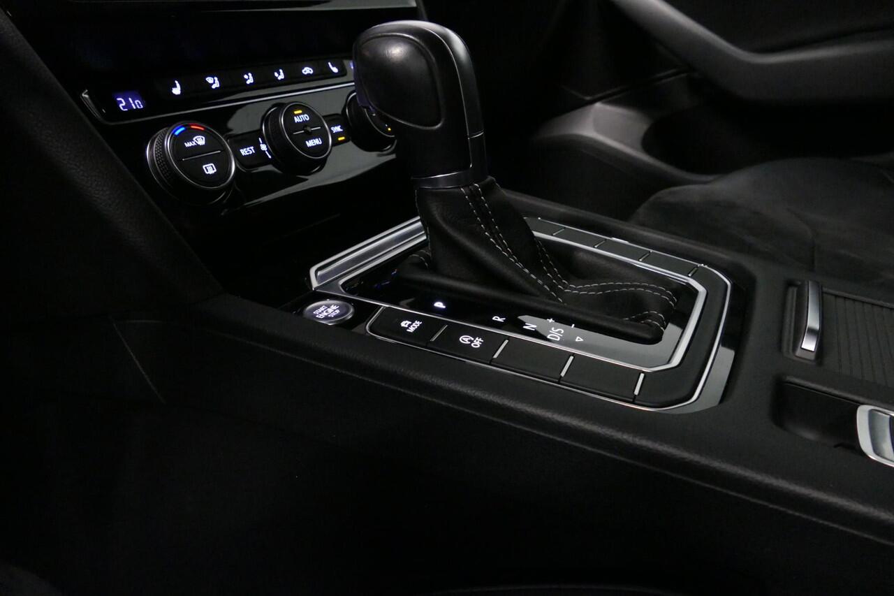 Volkswagen Arteon 2.0 TSI Business R / Stoelverwarming / Apple Carplay - Android Auto / Ergo Active best. stoel / Navigatie / Climatronic / Full LED / Elektr. wegklapbare trekhaak / Keyless / Grootlicht assistent