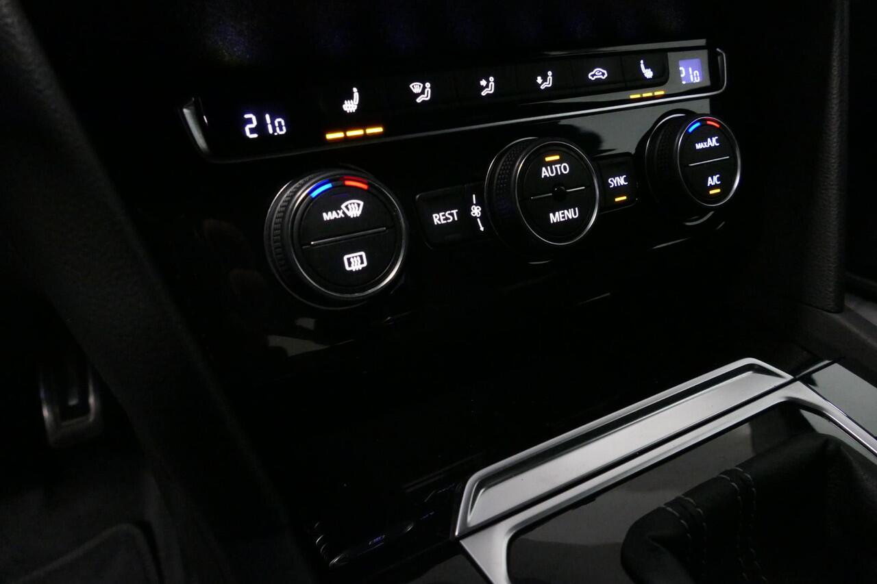 Volkswagen Arteon 2.0 TSI Business R / Stoelverwarming / Apple Carplay - Android Auto / Ergo Active best. stoel / Navigatie / Climatronic / Full LED / Elektr. wegklapbare trekhaak / Keyless / Grootlicht assistent