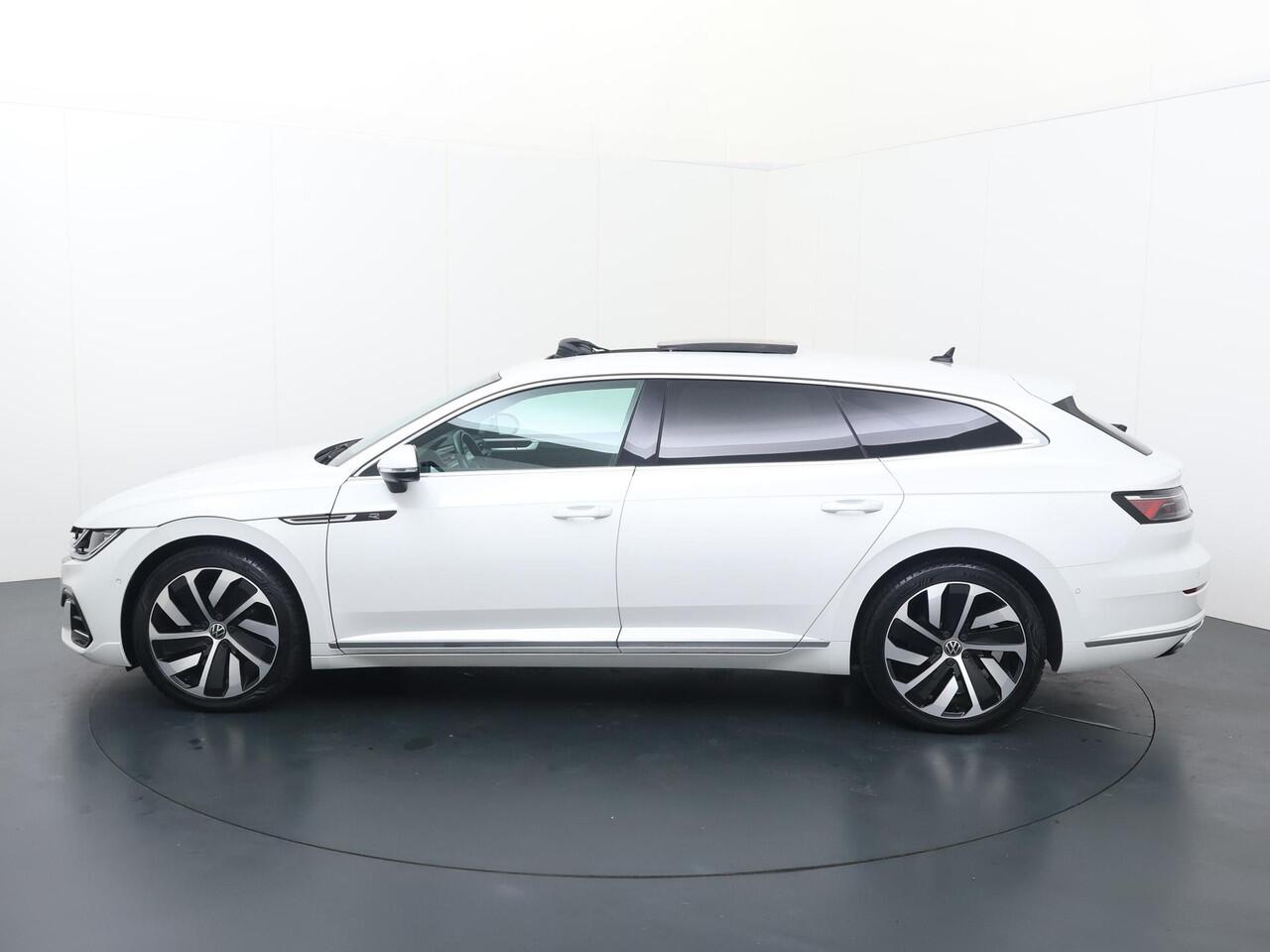 Volkswagen Arteon Shooting Brake 1.4 TSI eHybrid R-Line Business+ | 218 PK | SoH 86% | Automaat | Multifunctioneel stuurwiel | Stoelverwarming | Panoramadak | Inklapbare trekhaak |