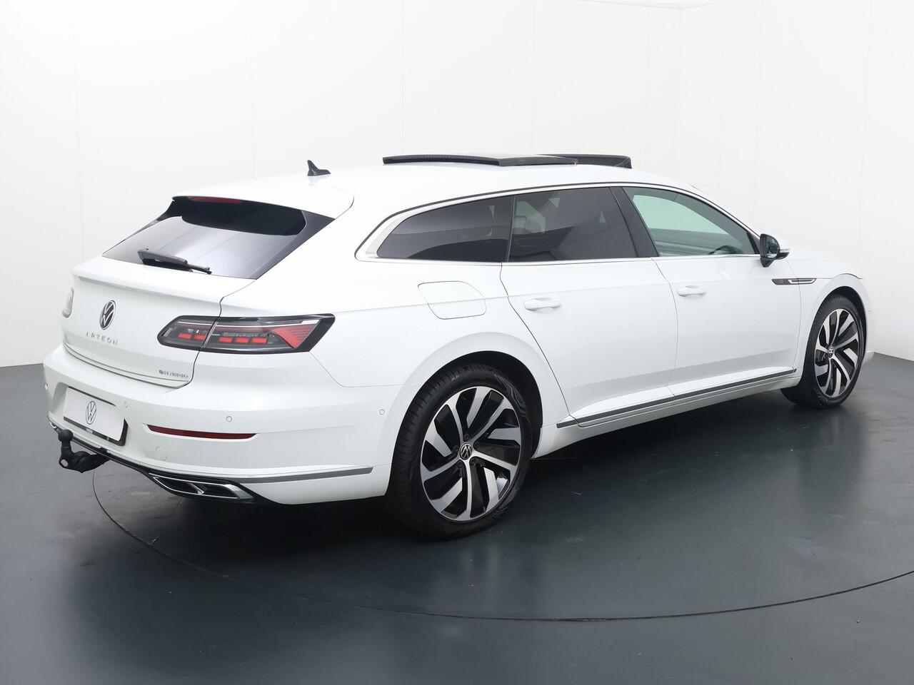 Volkswagen Arteon Shooting Brake 1.4 TSI eHybrid R-Line Business+ | 218 PK | SoH 86% | Automaat | Multifunctioneel stuurwiel | Stoelverwarming | Panoramadak | Inklapbare trekhaak |