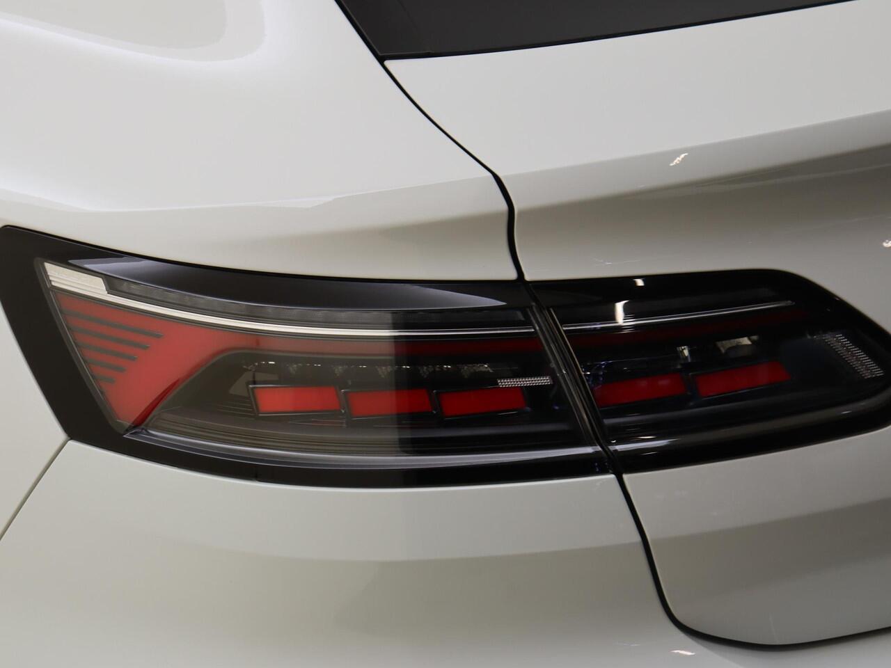 Volkswagen Arteon Shooting Brake 1.4 TSI eHybrid R-Line Business+ | SoH 98% | Panoramadak | 360 camera | Head-up display | Keyless | Adaptieve demping | Dodehoek detectie | Parkeerassistent | Stoelverwarming voor en achter |