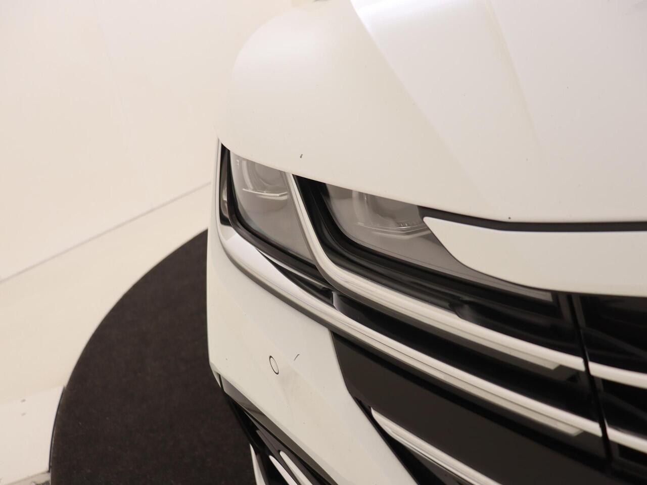 Volkswagen Arteon Shooting Brake 1.4 TSI eHybrid R-Line Business+ | SoH 98% | Panoramadak | 360 camera | Head-up display | Keyless | Adaptieve demping | Dodehoek detectie | Parkeerassistent | Stoelverwarming voor en achter |