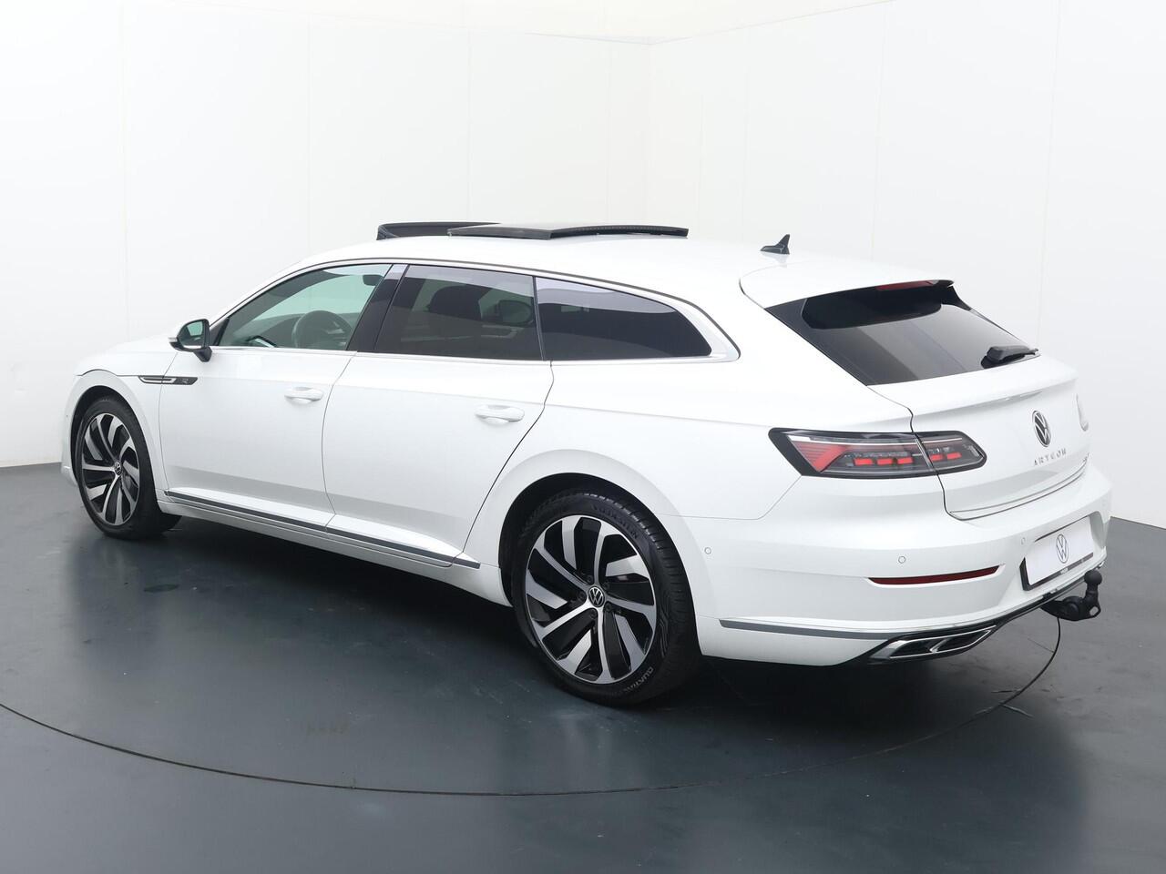 Volkswagen Arteon Shooting Brake 1.4 TSI eHybrid R-Line Business+ | 218 PK | SoH 86% | Automaat | Multifunctioneel stuurwiel | Stoelverwarming | Panoramadak | Inklapbare trekhaak |