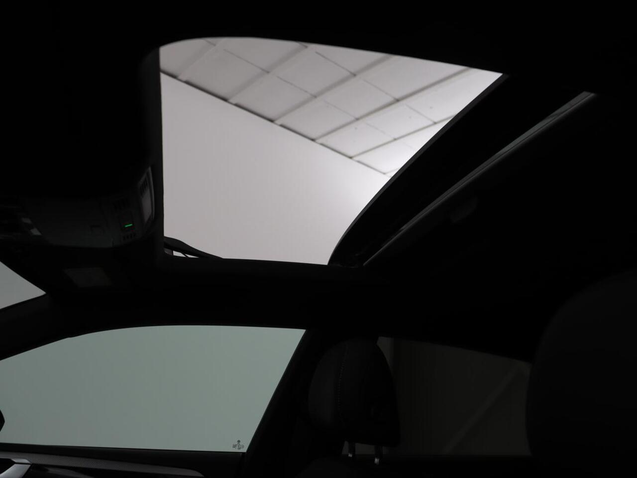 Volkswagen Arteon 1.4 TSI eHybrid R-Line Business | Panoramadak | Trekhaak wegklapbaar | Camera | Stoel & Stuurverwarming | Adaptive Cruise | Carplay | Elektrische achterklep