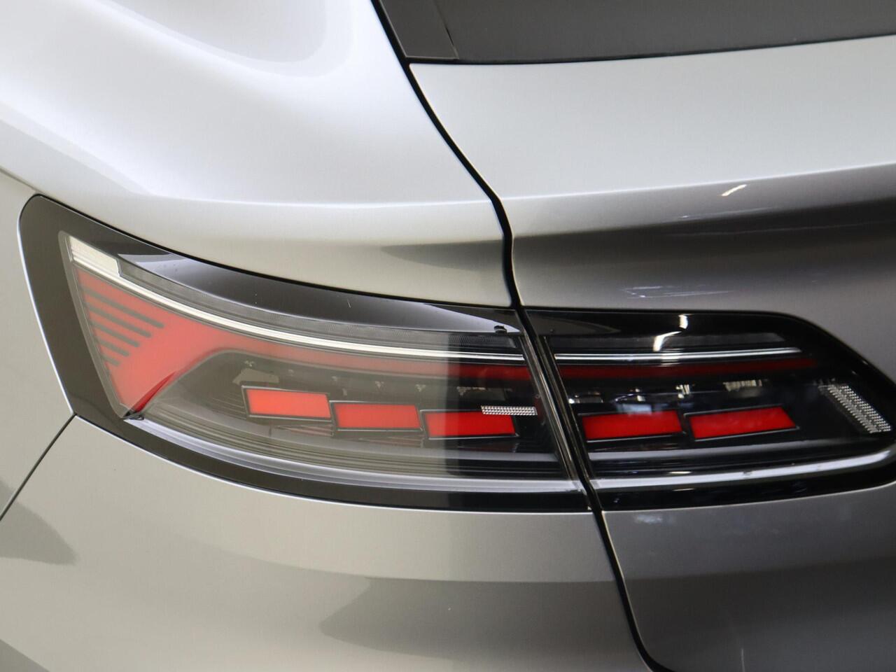 Volkswagen Arteon Shooting Brake 1.4 TSI eHybrid R-Line Business+ | Panoramadak | Trekhaak | 360 camera | 3-zone airco | Parkeerassistent | Stoel- en stuurwielverwarming | Keyless |