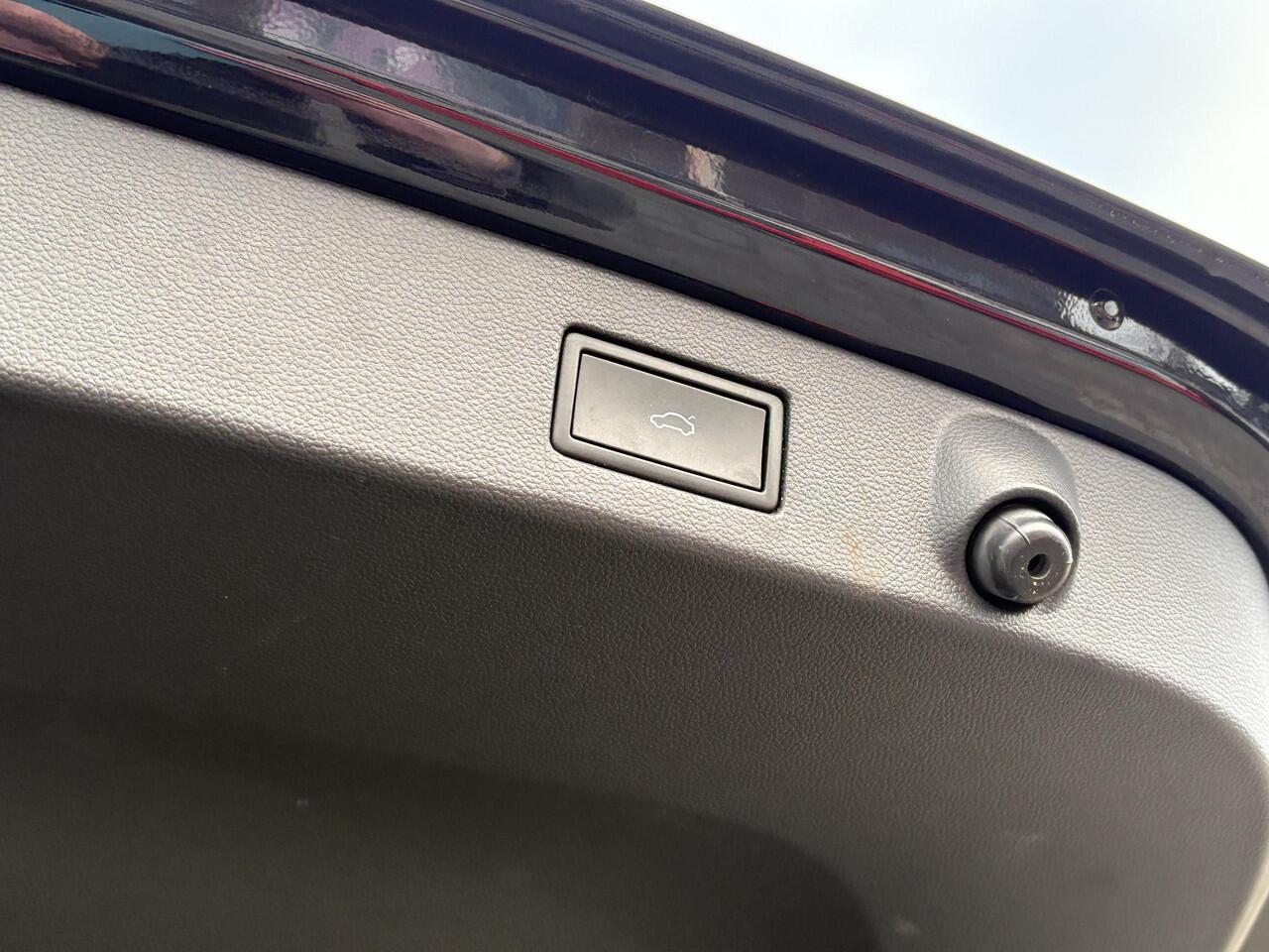 Volkswagen Arteon Shooting Brake 1.4 TSI eHybrid Elegance Business+ | Wegklapbare Trekhaak | Stoelverwarming | Stuurwielverwarming | Camera | Side Assist | Comfort stoelen elektrisch verstelbaar