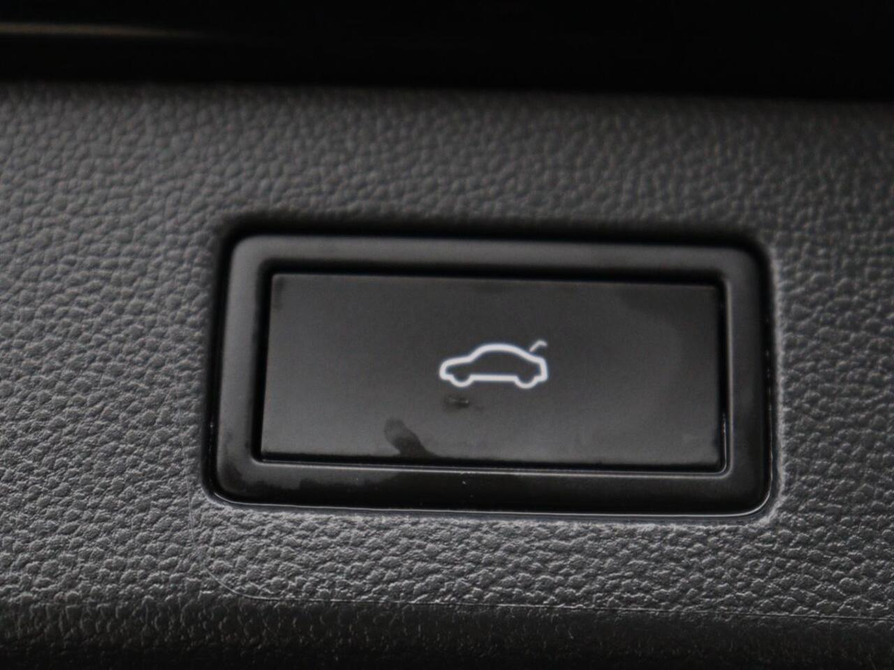 Volkswagen Arteon Shooting Brake 1.4 TSI eHybrid R-Line | SOH 93% | Panoramadak | Stoelverwarming | LED Plus | Sfeerverlichting | Carplay | Trekhaak | Achterbankverwarming | Adaptive cruise | Navigatie | PHEV | Plug In