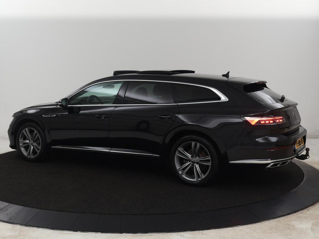 Volkswagen Arteon Shooting Brake 1.4 TSI eHybrid R-Line | SOH 93% | Panoramadak | Stoelverwarming | LED Plus | Sfeerverlichting | Carplay | Trekhaak | Achterbankverwarming | Adaptive cruise | Navigatie | PHEV | Plug In