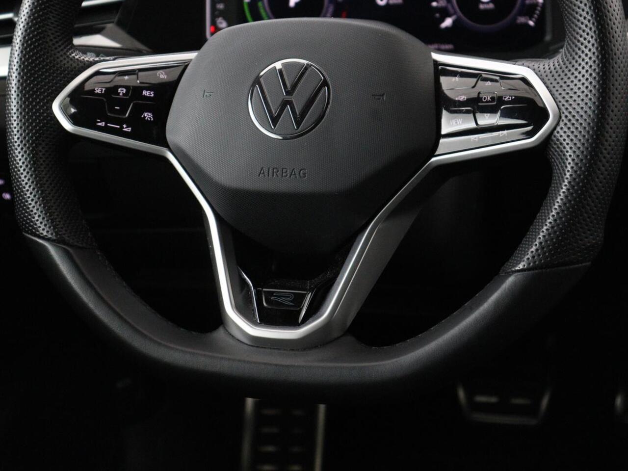 Volkswagen Arteon Shooting Brake 1.4 TSI eHybrid R-Line | SOH 93% | Panoramadak | Stoelverwarming | LED Plus | Sfeerverlichting | Carplay | Trekhaak | Achterbankverwarming | Adaptive cruise | Navigatie | PHEV | Plug In