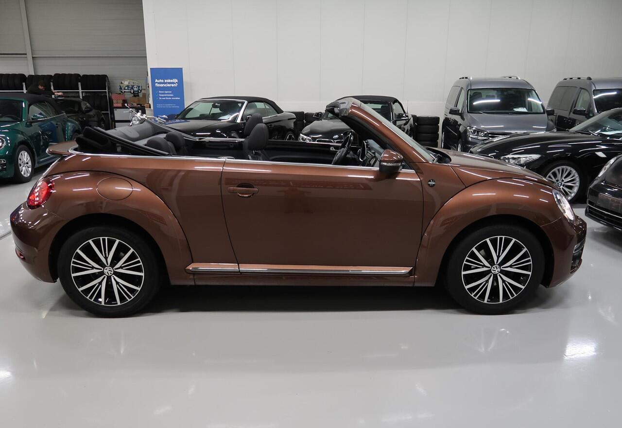Volkswagen BEETLE (NEW) Cabriolet 1.2 TSI Sound 2018 Airco-ecc Navigatie App connect Stoelverwarming Windscherm 1e Eigenares Dealer onderhouden 17 inch Sportvelgen Zeer nette staat Dark Bronze metallic