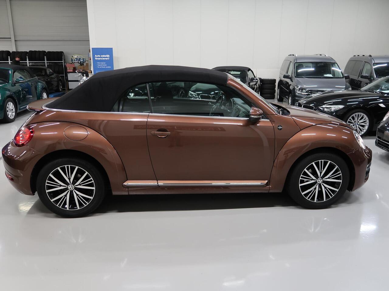 Volkswagen BEETLE (NEW) Cabriolet 1.2 TSI Sound 2018 Airco-ecc Navigatie App connect Stoelverwarming Windscherm 1e Eigenares Dealer onderhouden 17 inch Sportvelgen Zeer nette staat Dark Bronze metallic