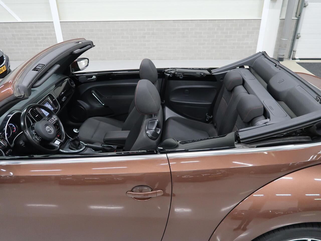 Volkswagen BEETLE (NEW) Cabriolet 1.2 TSI Sound 2018 Airco-ecc Navigatie App connect Stoelverwarming Windscherm 1e Eigenares Dealer onderhouden 17 inch Sportvelgen Zeer nette staat Dark Bronze metallic