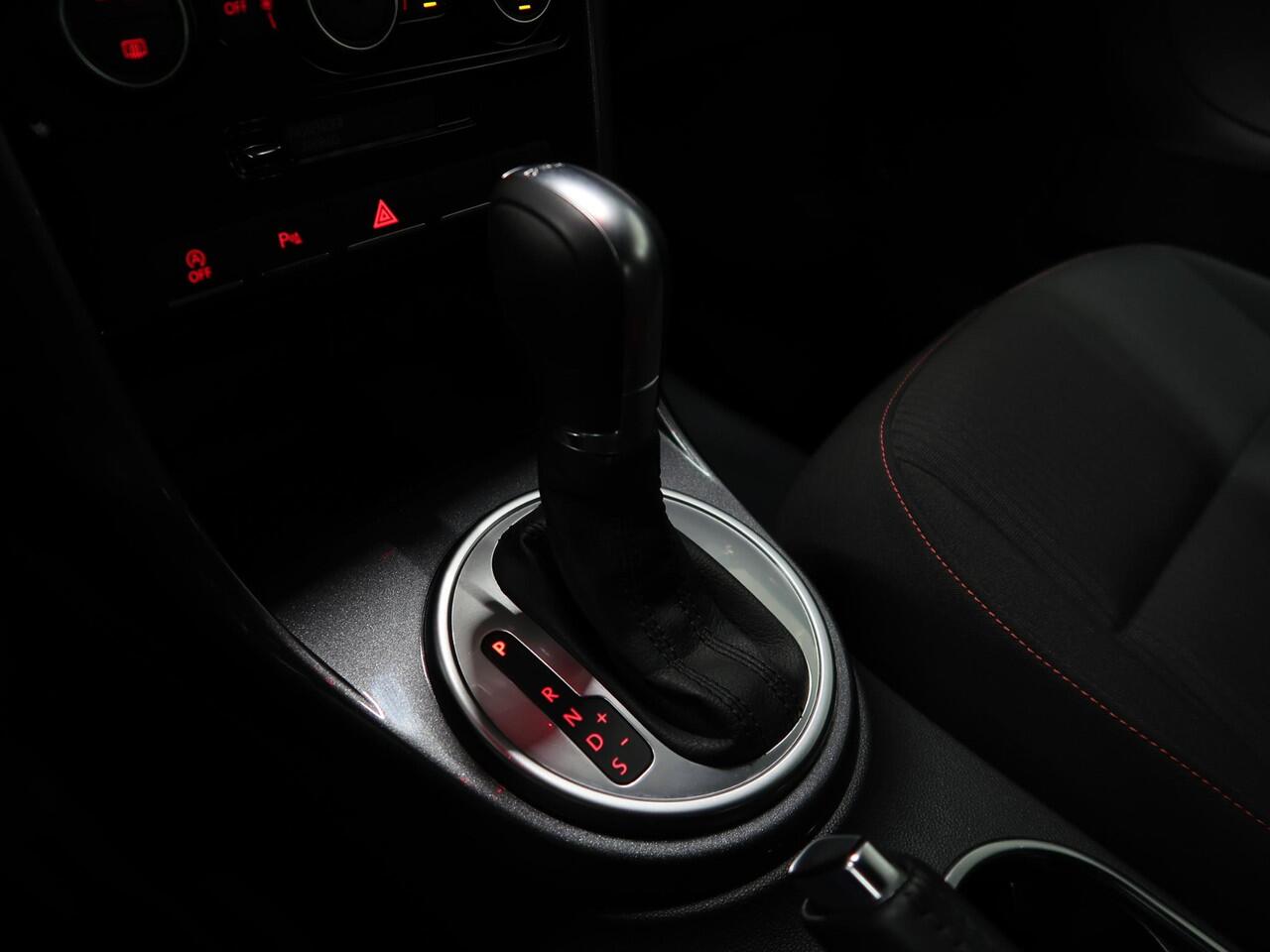 Volkswagen BEETLE (NEW) Cabriolet 1.4 TSI Sound 150pk Automaat Navigatie 1e Eigenares App connect Stoelverwarming Xenon Windscherm Dealer onderhouden Nette staat