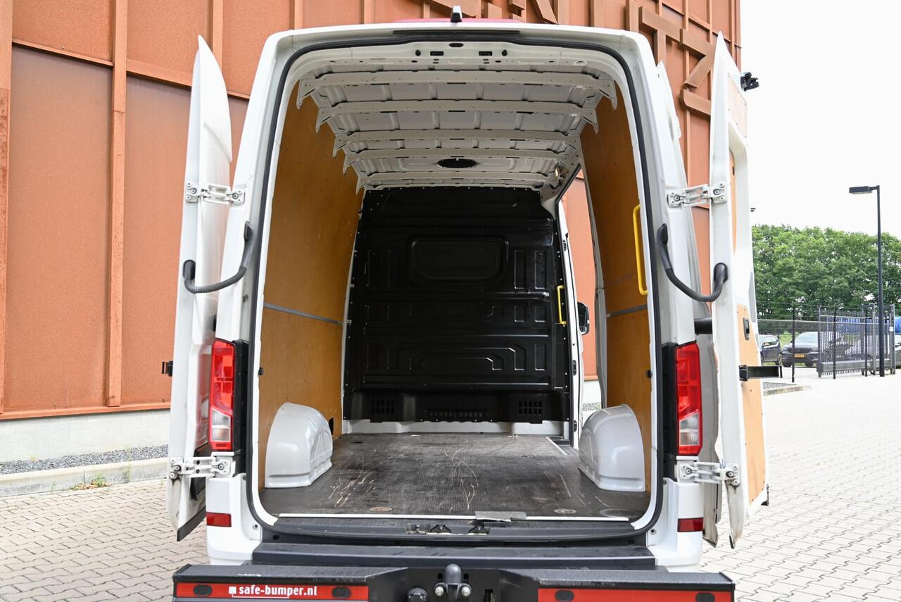 Volkswagen CRAFTER 2.0 TDI L3H3 Special Edition 140pk | Betimmering | ¤ 239 P.M.