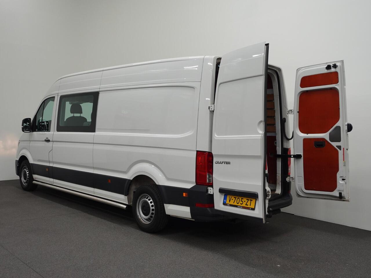 Volkswagen CRAFTER 140pk L4H3 / L3H2 Dubbele cabine Airco Cruise control Trekhaak Navigatie Carplay Camera Sidebars Euro6
