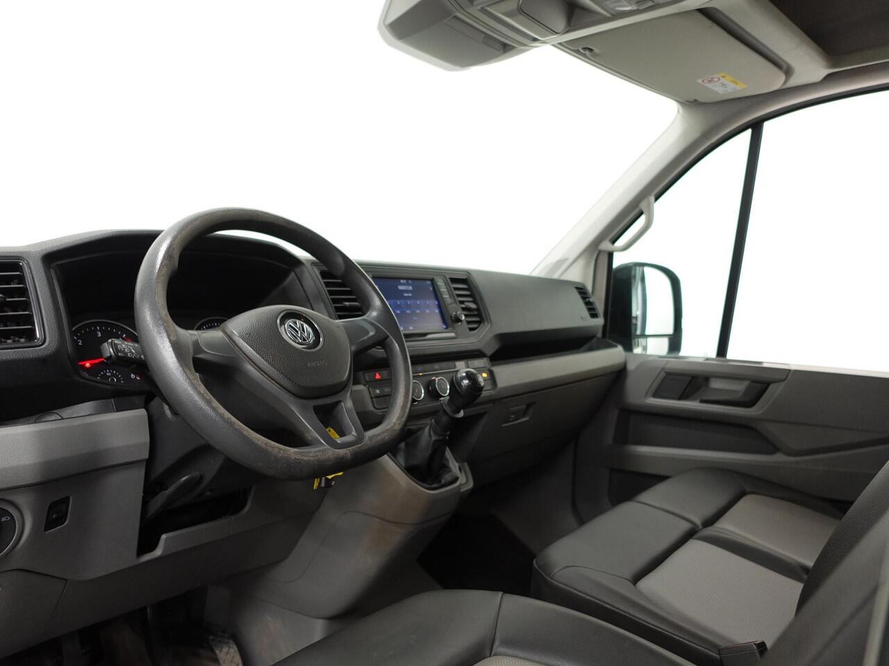 Volkswagen CRAFTER 140pk L4H3 / L3H2 Dubbele cabine Airco Cruise control Trekhaak Navigatie Carplay Camera Sidebars Euro6