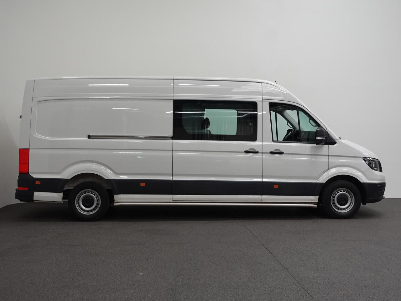 Volkswagen CRAFTER 140pk L4H3 / L3H2 Dubbele cabine Airco Cruise control Trekhaak Navigatie Carplay Camera Sidebars Euro6