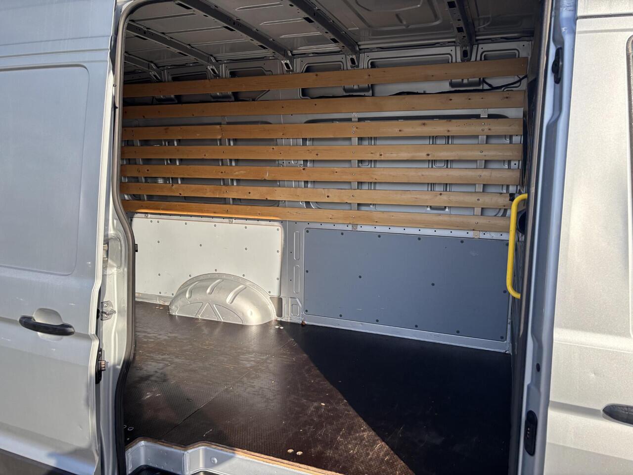 Volkswagen CRAFTER 35 2.0 TDI L3H3*A/C*CRUISE*NAV*HAAK*CAMERA*3500KG*