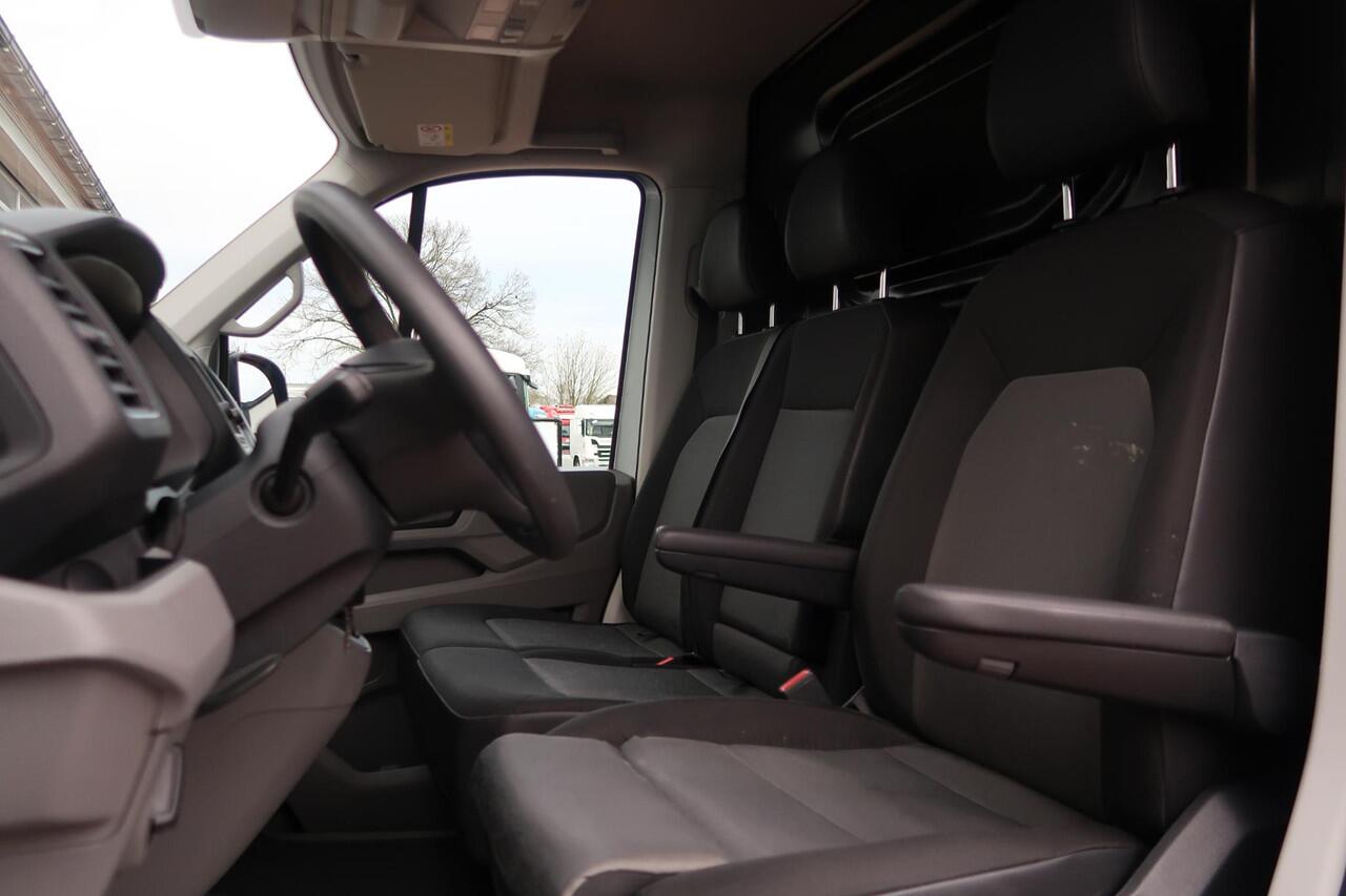 Volkswagen CRAFTER 35 2.0 TDI L3H3 AUT/ LED/ CAMERA/ ACC/ MASSAGE/ AIRCO/ TREKHAAK