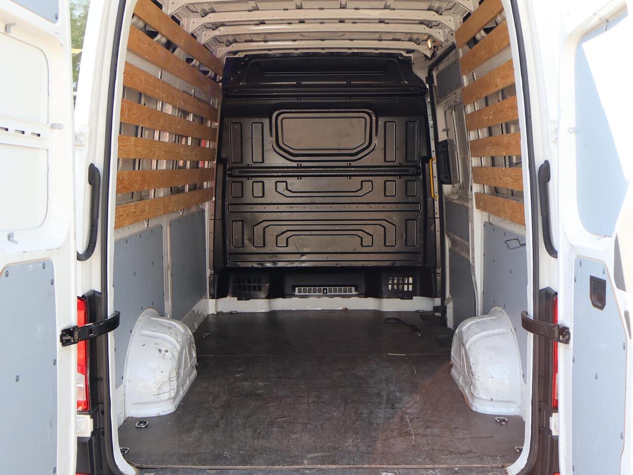 Volkswagen CRAFTER 2.0 TDI L3H3 + CARPLAY | CAMERA | CRUISE CONTROL | 3 ZITS