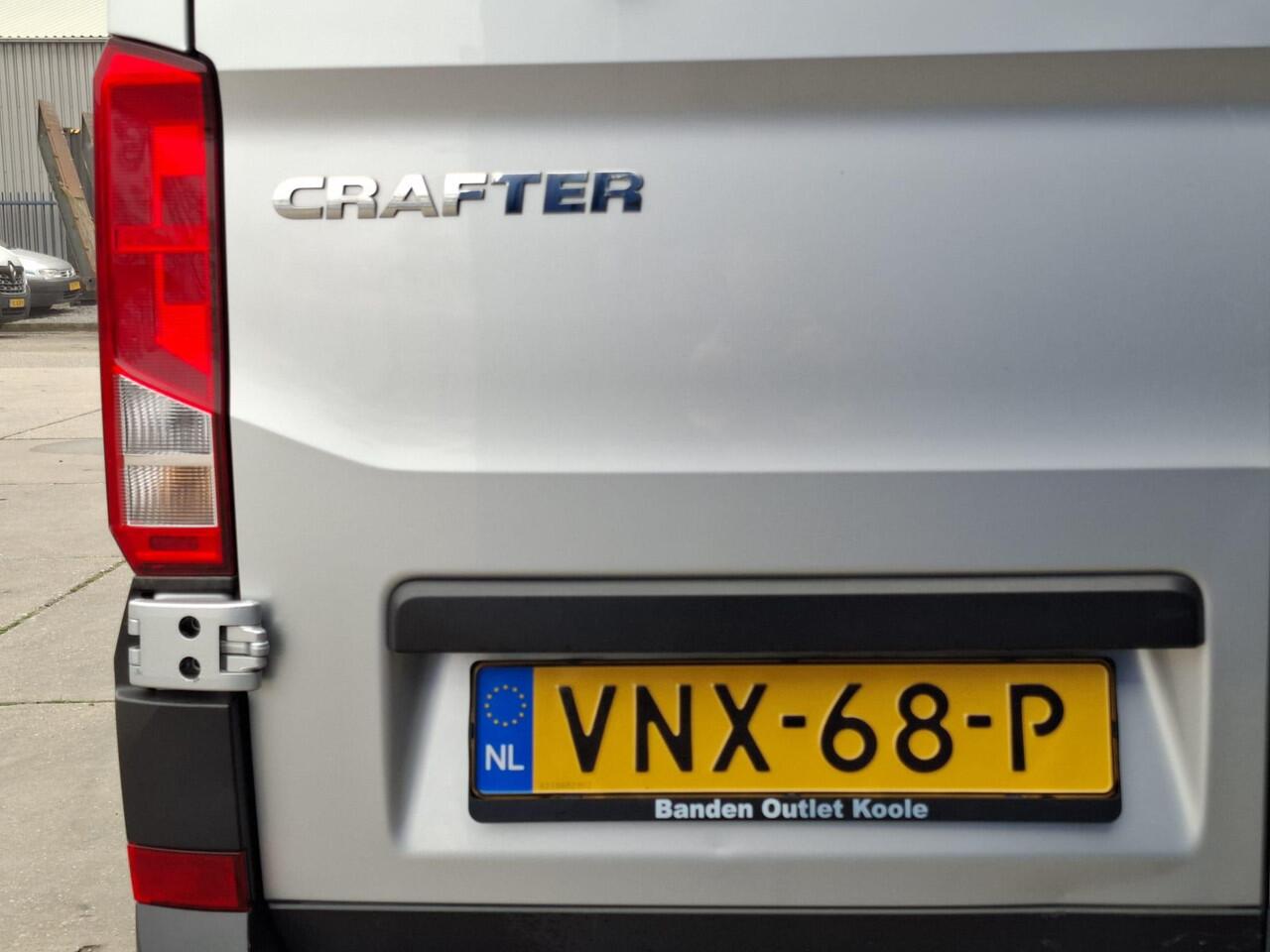 Volkswagen CRAFTER 35 2.0 TDI L3H3 Comfortline AIRCO / CRUISE CONTROLE / TREKHAAK / 3 ZITS / NAVI / CARPLAY