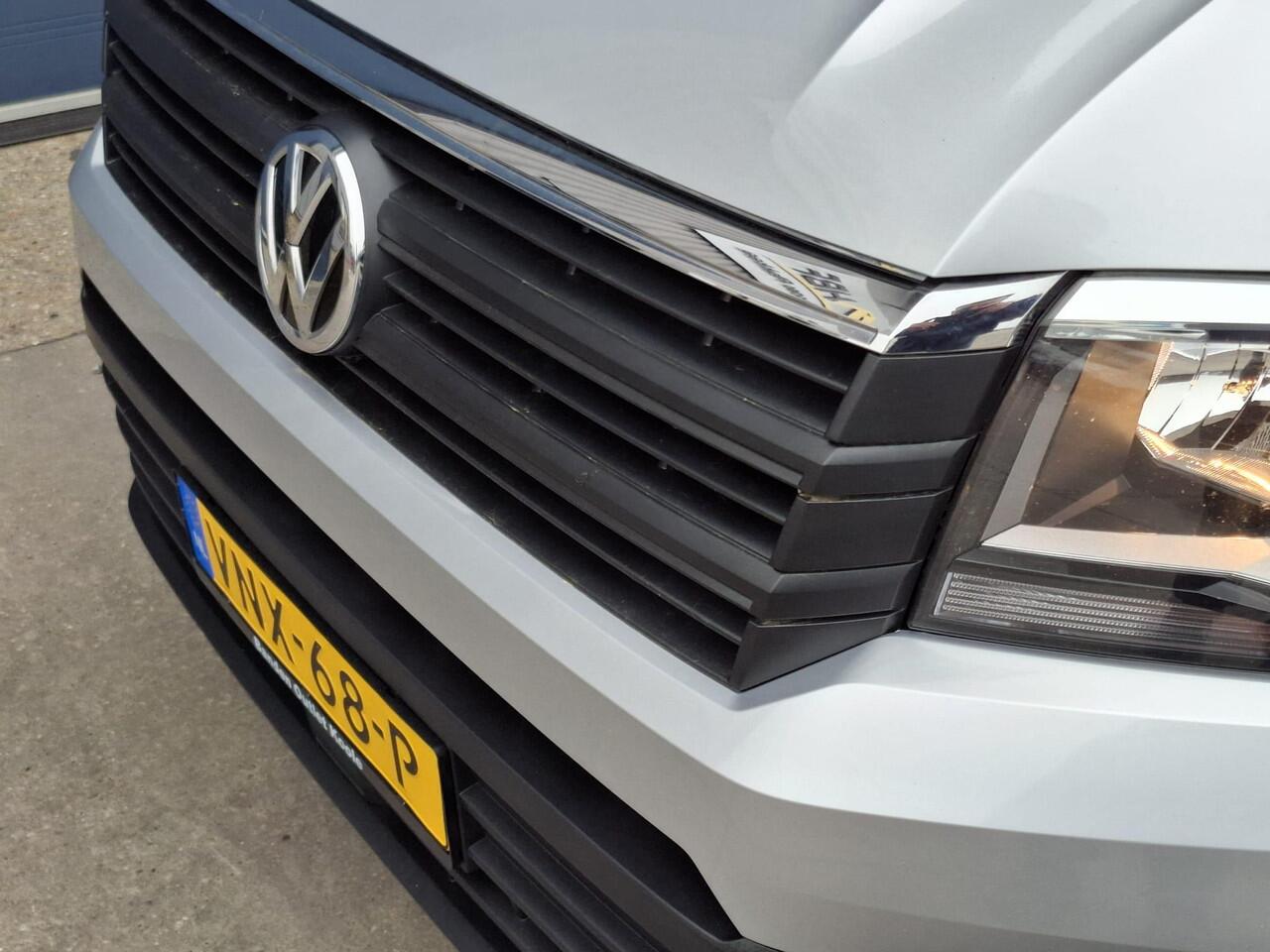 Volkswagen CRAFTER 35 2.0 TDI L3H3 Comfortline AIRCO / CRUISE CONTROLE / TREKHAAK / 3 ZITS / NAVI / CARPLAY