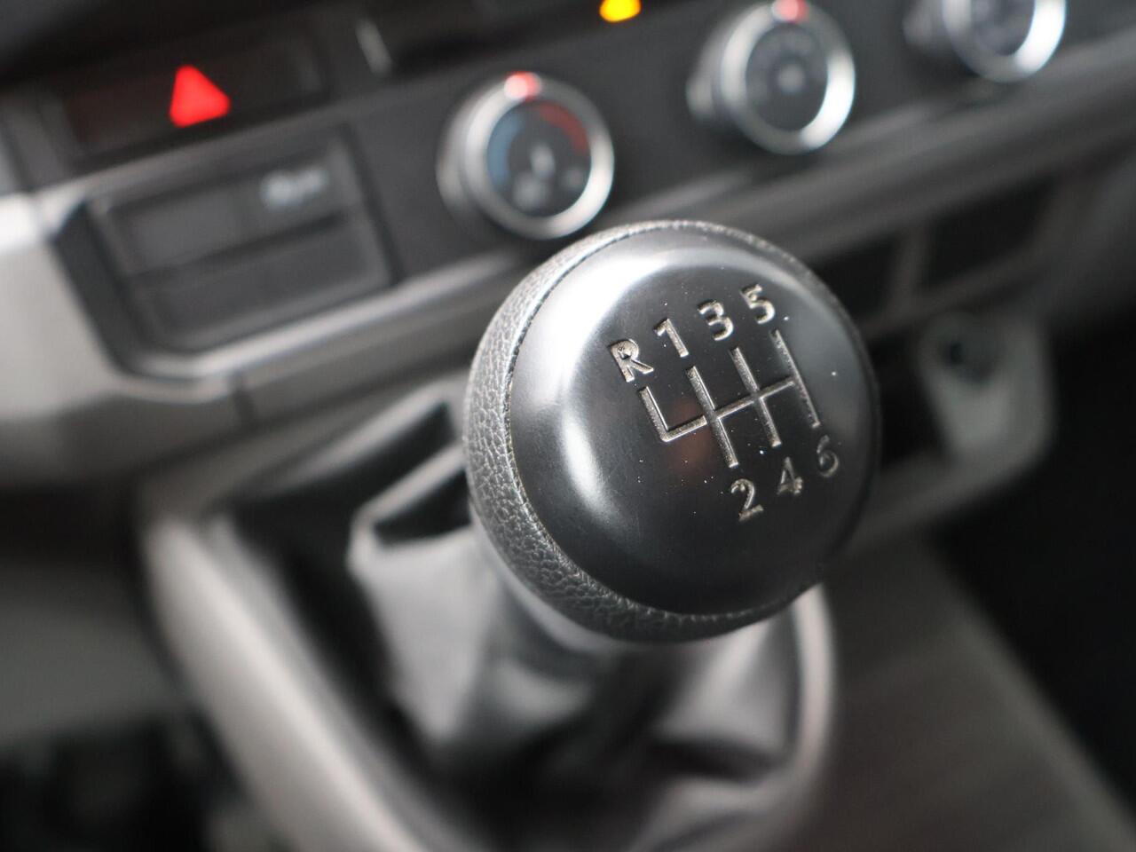 Volkswagen CRAFTER 35 2.0 TDI L4 EL Trendline EURO VI RWD | 140 PK | Cruise control | Navigatiesysteem | Airco |