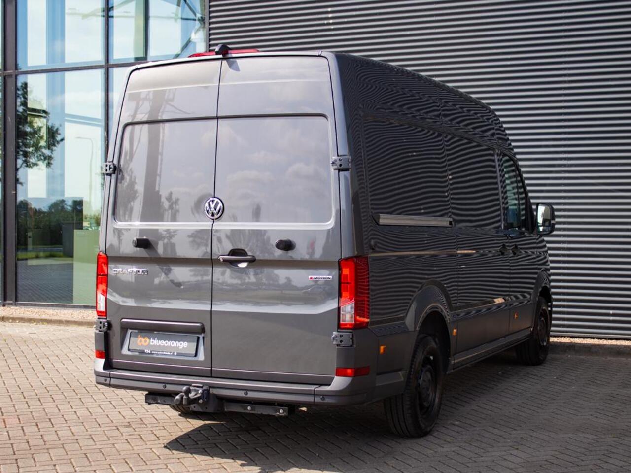 Volkswagen CRAFTER 35 2.0 TDI L3H3 4Motion 177PK DSG Trekhaak, achteruitrijcamera, LED, ErgoActive stoel, 2x schuifdeur, stuurwielverwarming, bijrijdersbank