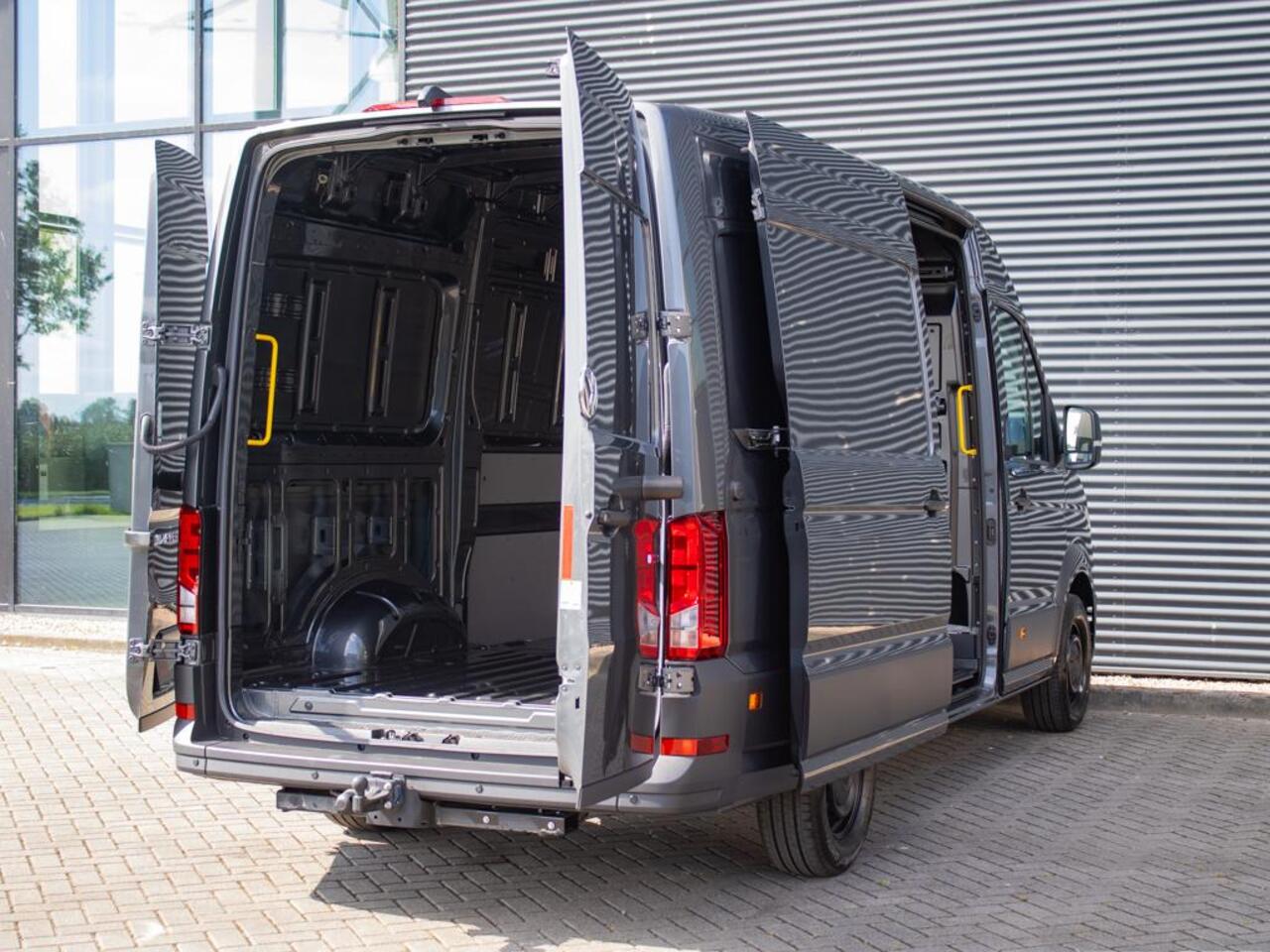 Volkswagen CRAFTER 35 2.0 TDI L3H3 4Motion 177PK DSG Trekhaak, achteruitrijcamera, LED, ErgoActive stoel, 2x schuifdeur, stuurwielverwarming, bijrijdersbank