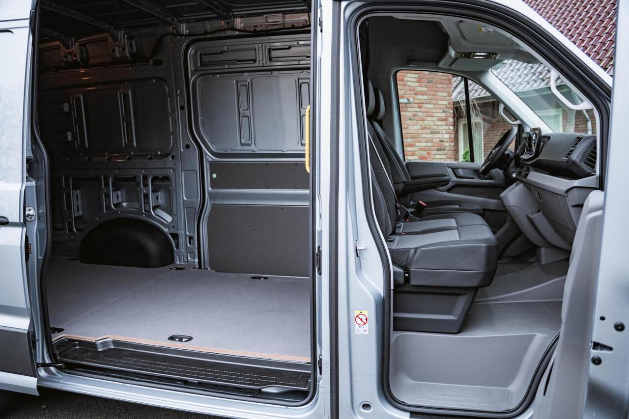 Volkswagen CRAFTER 2.0 TDI 140PK Automaat L3H3 Comfortline 2x LED | NAVI | Camera | Trekhaak | Airco |