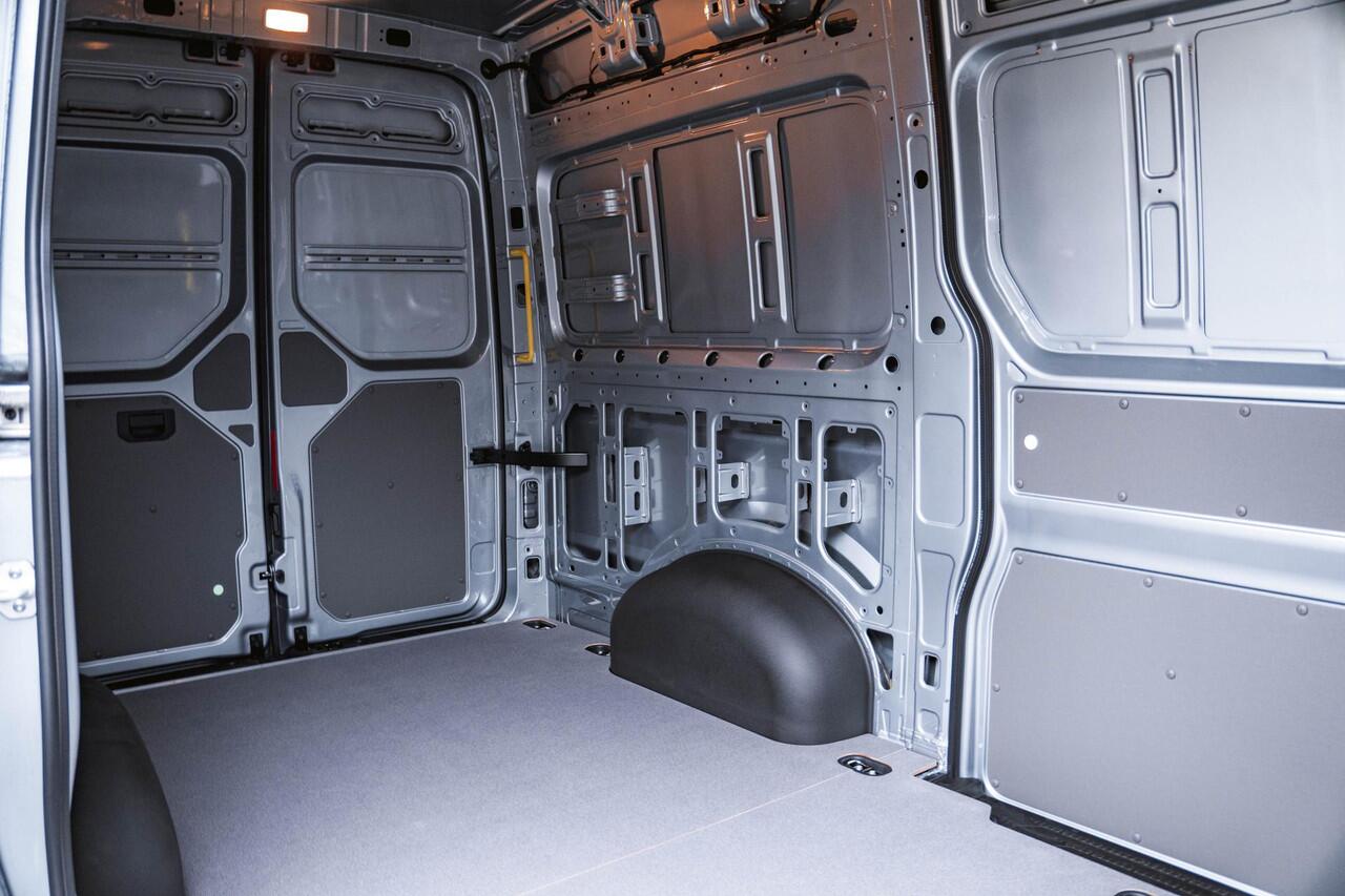 Volkswagen CRAFTER 2.0 TDI 140PK Automaat L3H3 Comfortline 2x LED | NAVI | Camera | Trekhaak | Airco |