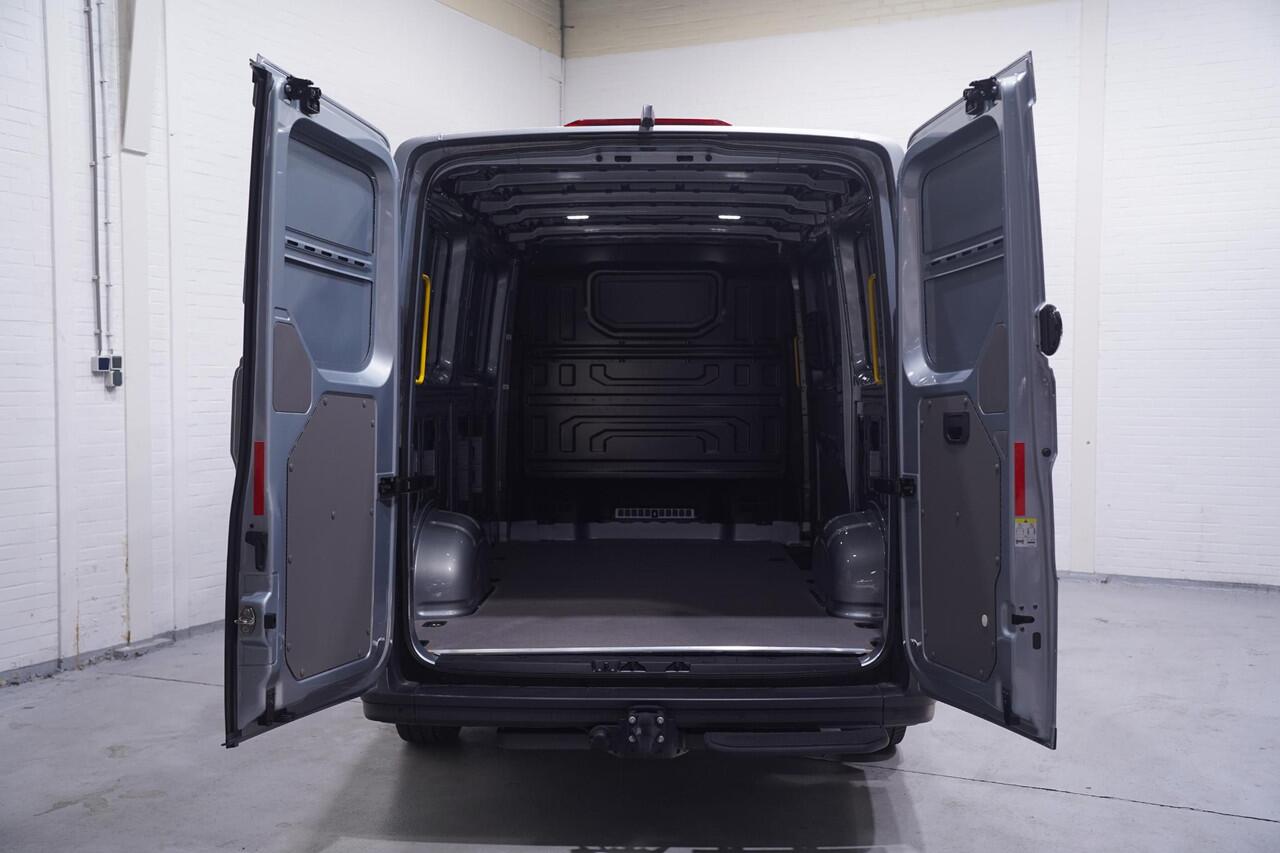 Volkswagen CRAFTER 2.0 TDI 140 pk L3H2 DSG Aut. Nwe Model BPM vrij, Navi, Camera, Trekhaak 3.000 kg, LED Koplampen, 3-Zits