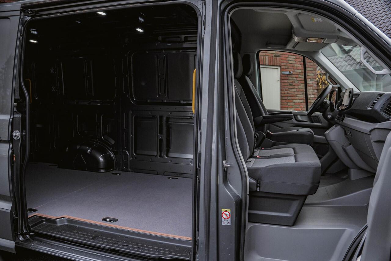 Volkswagen CRAFTER 2.0 TDI 140 pk Aut. L3H2 BPM Vrij Nwe Model Volkswagen Crafter 2.0 TDI 140 pk DSG Aut. L3H2 BPM Vrij Nwe Model Navi, Trekhaak met opstap, LED Koplampen, Camera, PDC V+A, 3-Zits