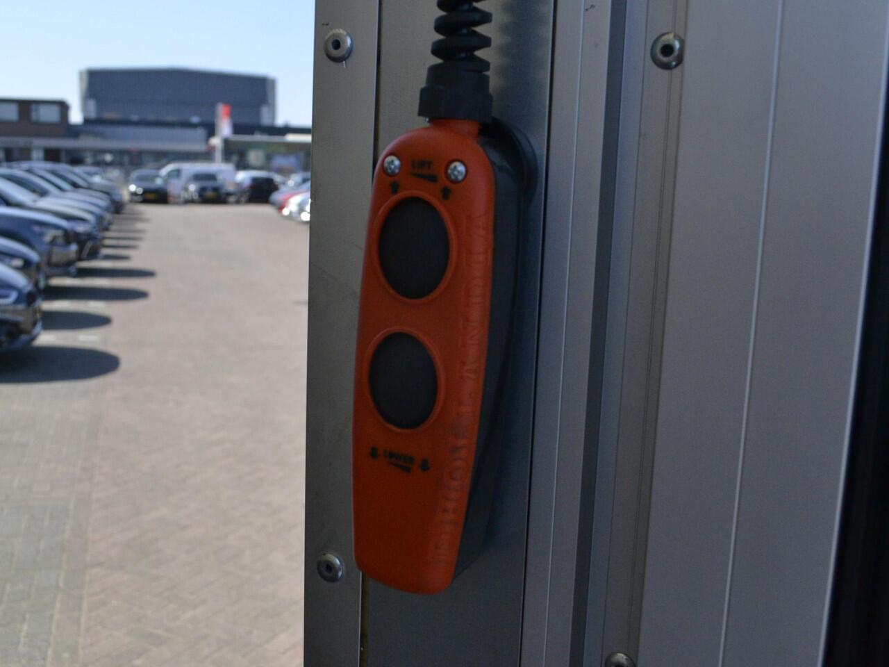 Volkswagen CRAFTER Bedrijfswagens Chassis 50(35) BAKWAGEN Trendline 2.0 TDI 164pk L4 · Camera · Laadlift · Cruise Control · P-Sensoren · Apple/Android Car Play · Garantie t/m 22-12-2028 of 120.000km